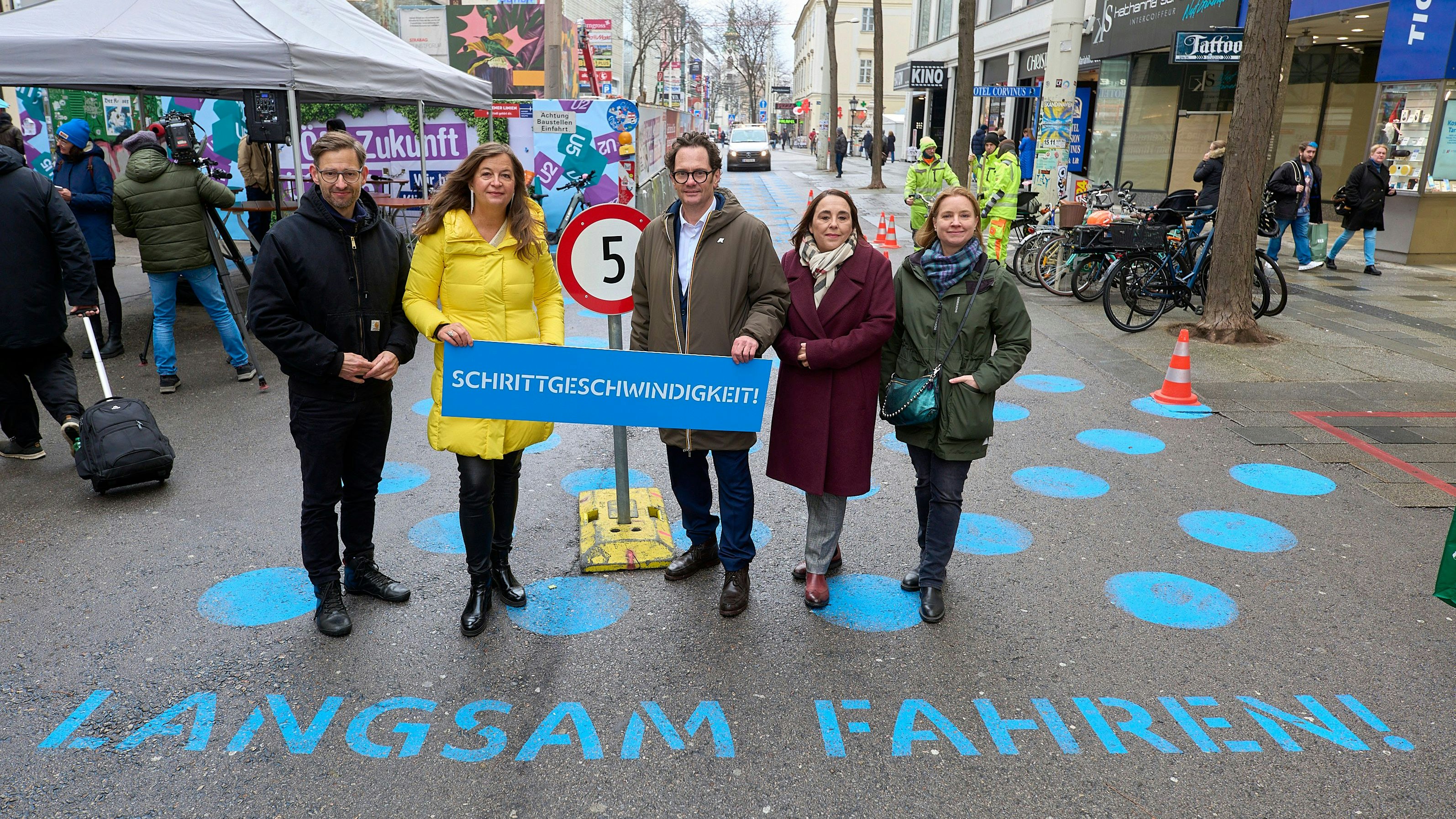 Heute.at - Auf der Mahü – bunte Warnzeichen sollen Rowdys stoppen