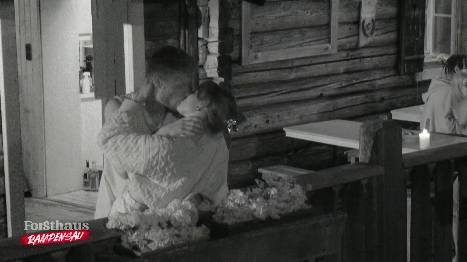 Daniel und Zoe haben sich unter dem klaren Sternehimmel zum ersten Mal geküsst.