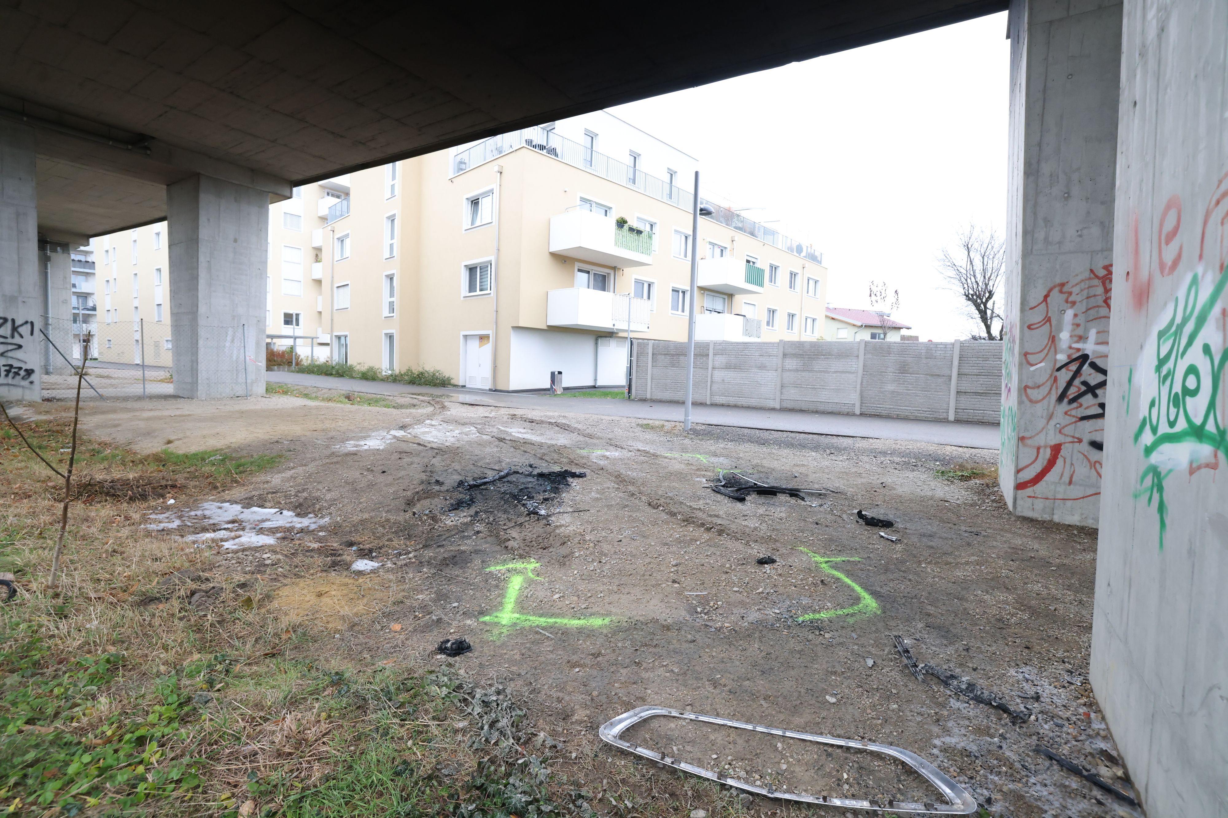 Das völlig ausgebrannte Fahrzeug wurde kurz danach abgeschleppt. Zurückgeblieben sind nur wenige Einzelteile wie die Umrandung des Kühlergrills und ein Türgriff.