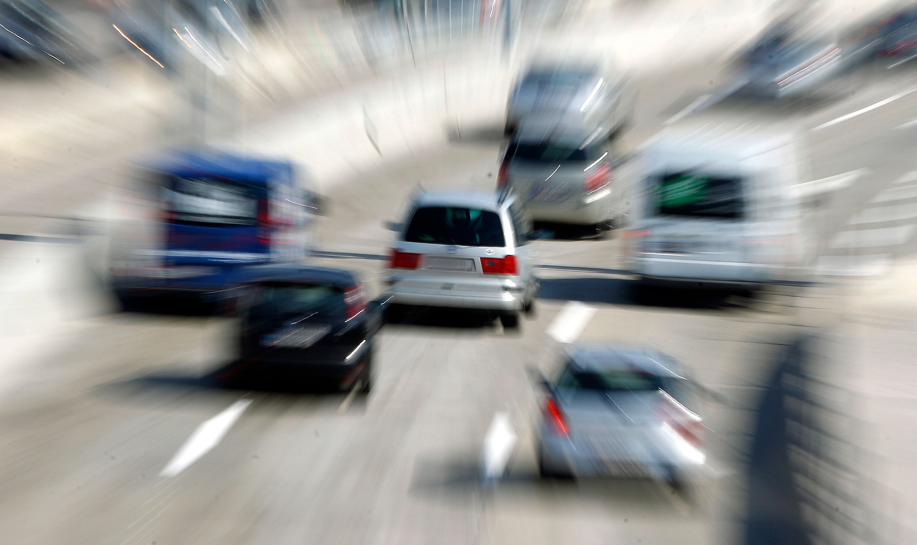 Ein junger Raser verunfallte im Bereich der Hanssonkurve auf der Wiener Südost Tangente (A23).