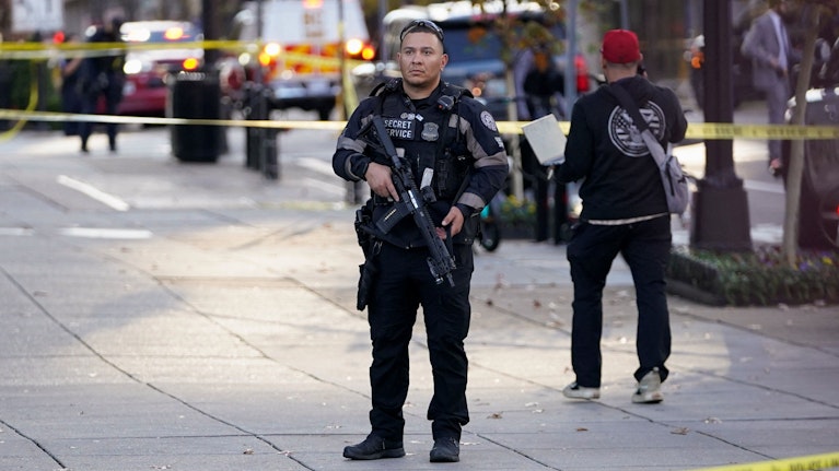 Dramatische Szenen in Washington. Ein 29-jähriger gebürtiger Afghane eröffnete das Feuer auf zwei Angehörige der Nationalgarde, einer starb später im Spital. Präsident Trump stoppt nun alle Einwanderungs-Anträge von Afghanen. Jeder, der da ist, wird überprüft.