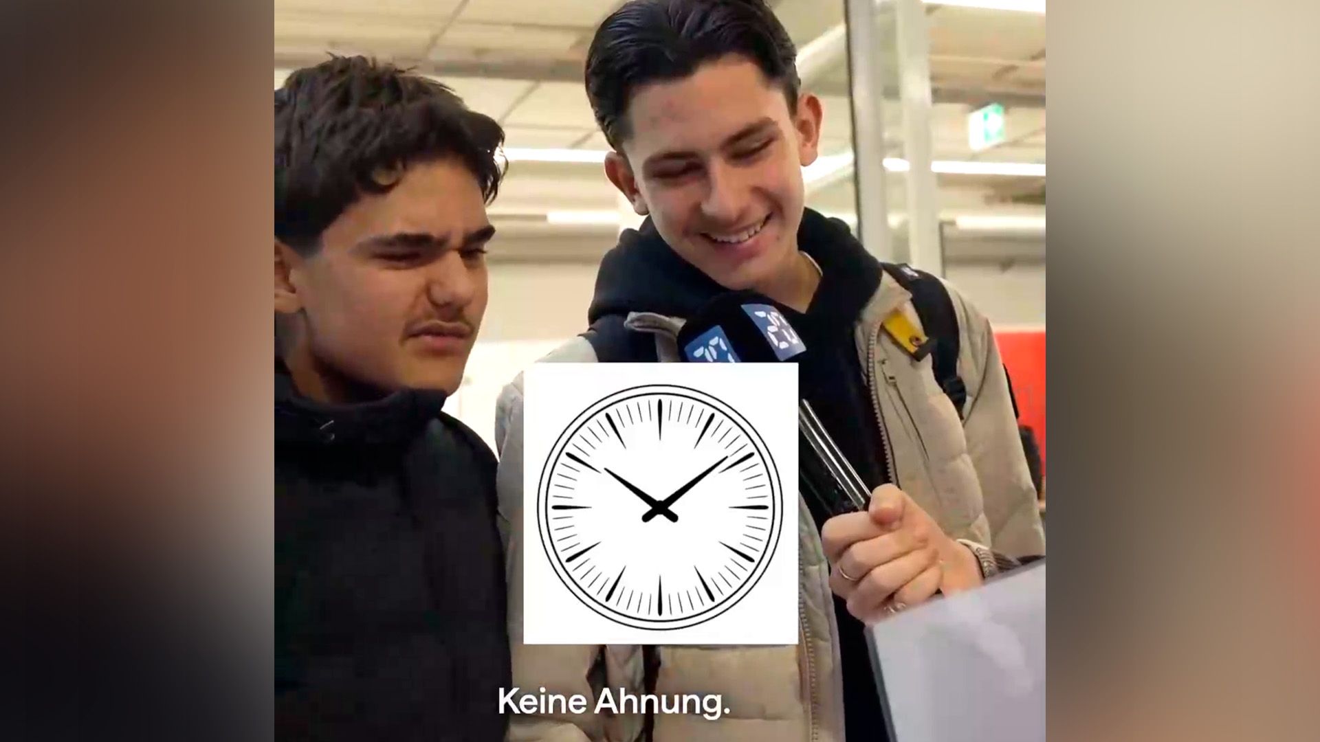 Junge Besucher einer Schweizer Berufsmesse scheitern am Lesen klassischer Uhren.