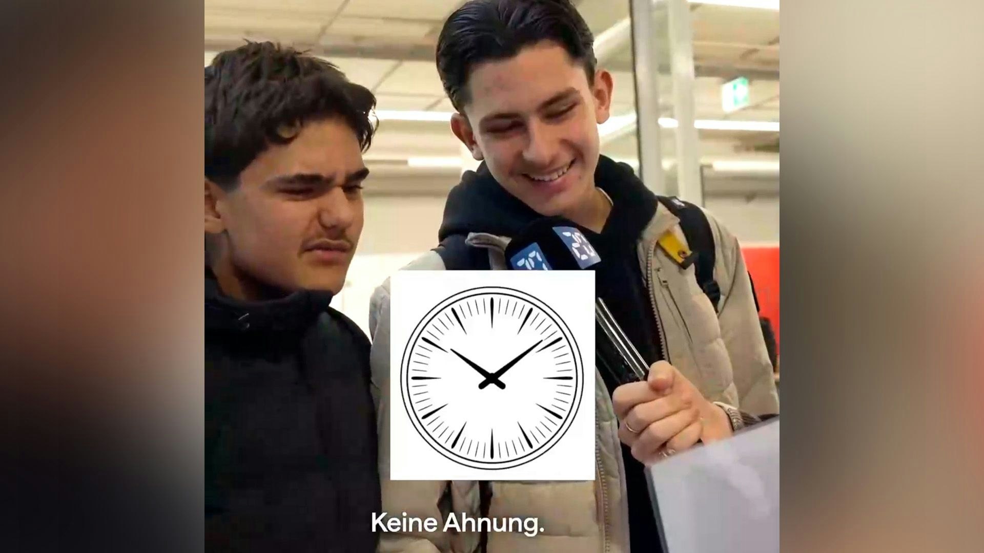 Junge Besucher einer Schweizer Berufsmesse scheitern am Lesen klassischer Uhren.