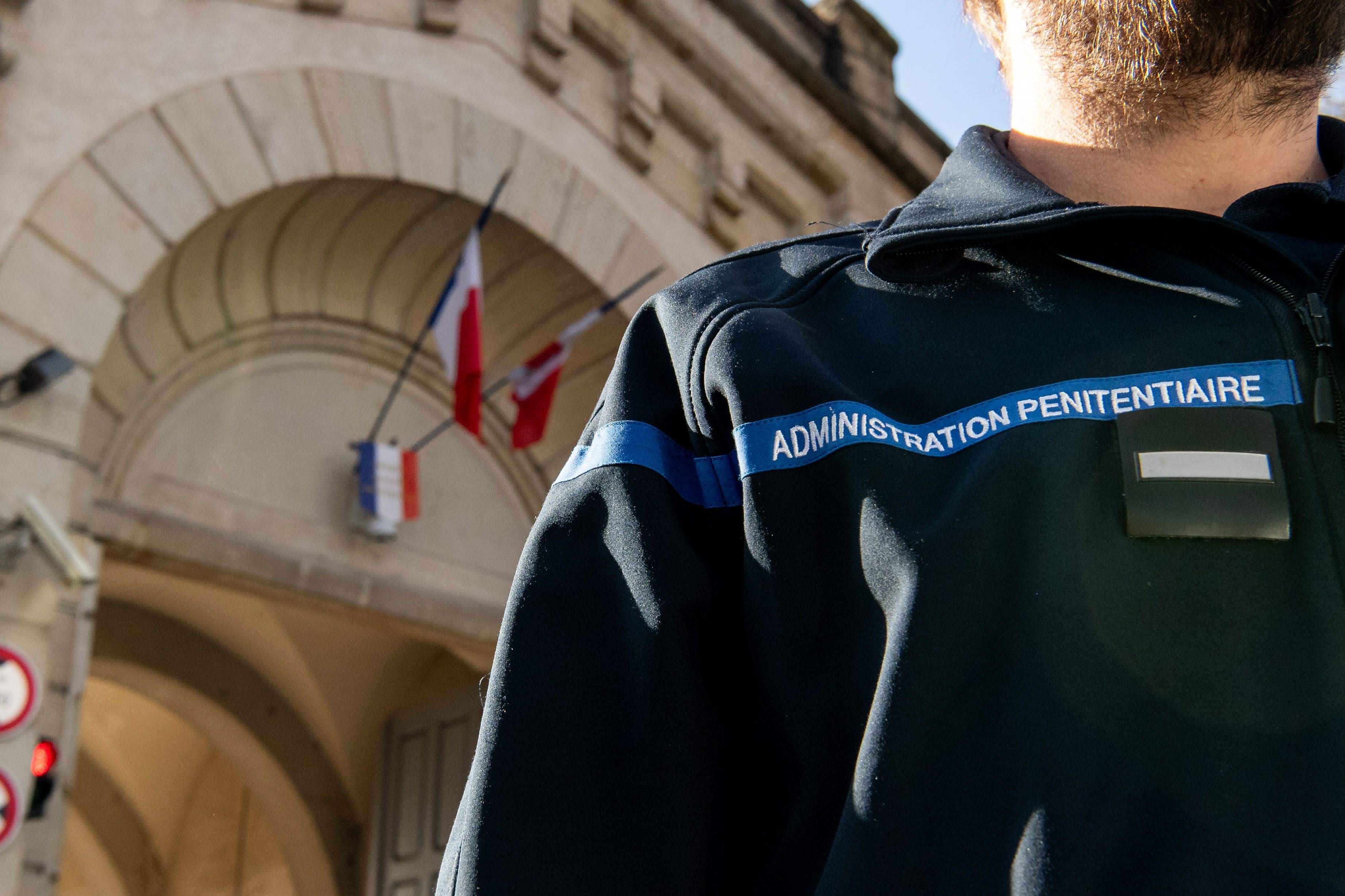 Die Polizei mit einem Großaufgebot, nachdem in Dijon zwei Häftlingen die Flucht gelungen ist.