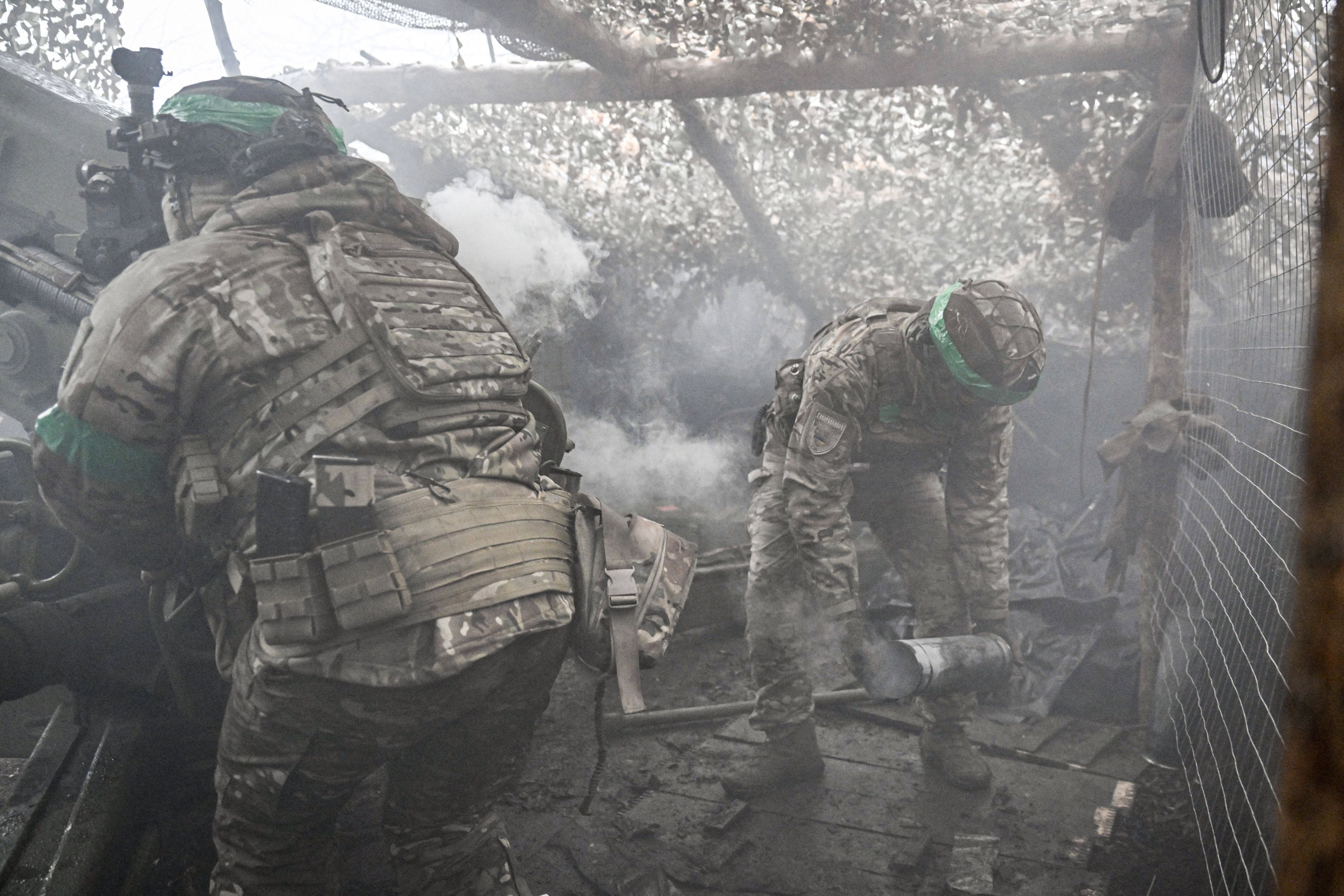 Ukrainische Artillerieeinheiten feuern eine Haubitze im Bereich Pokrowsk auf vorrückende Russen. 20. November 2025.