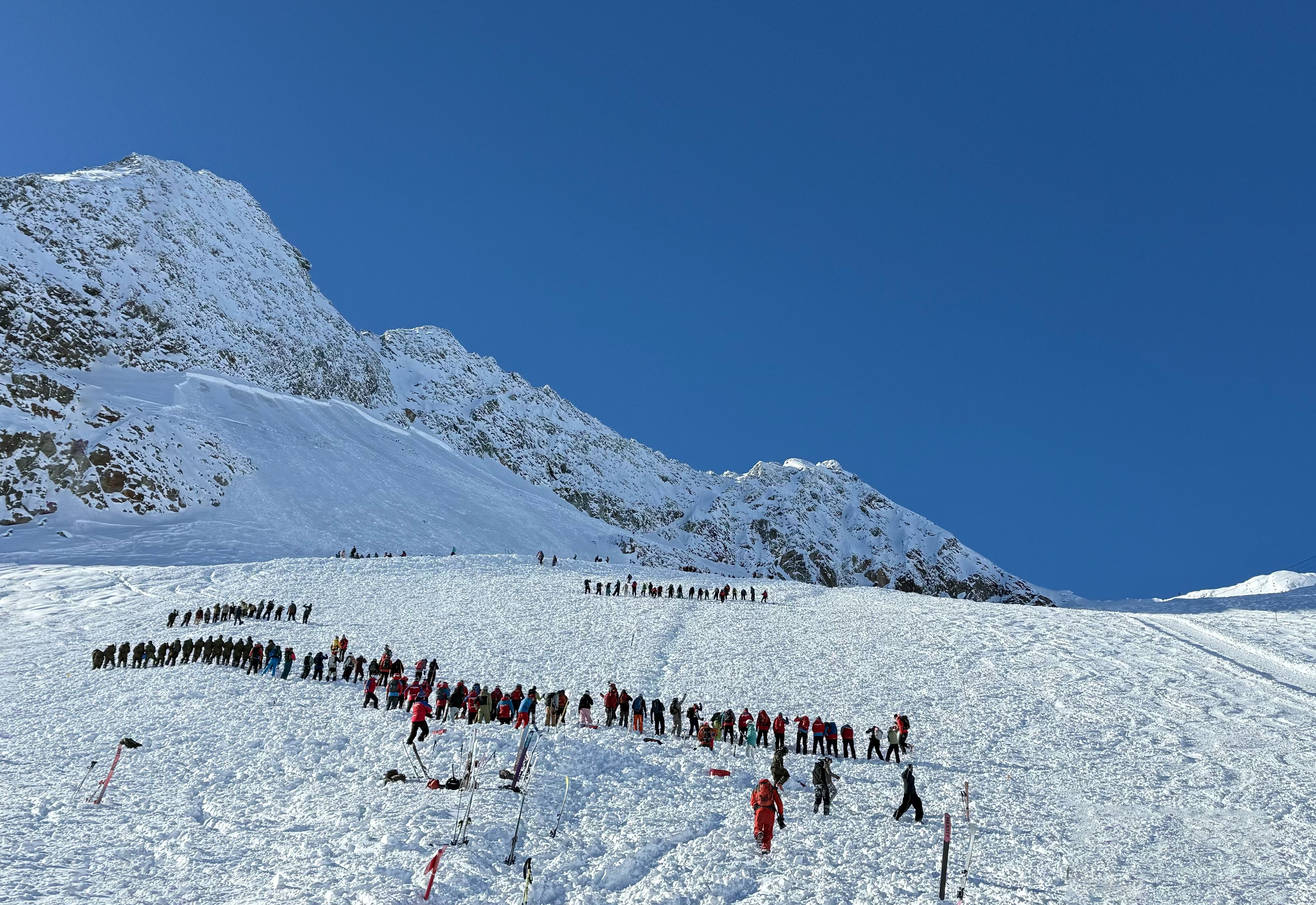 Die Suche nach den Verschütteten wurde von zahlreichen Helfern in Angriff genommen. 