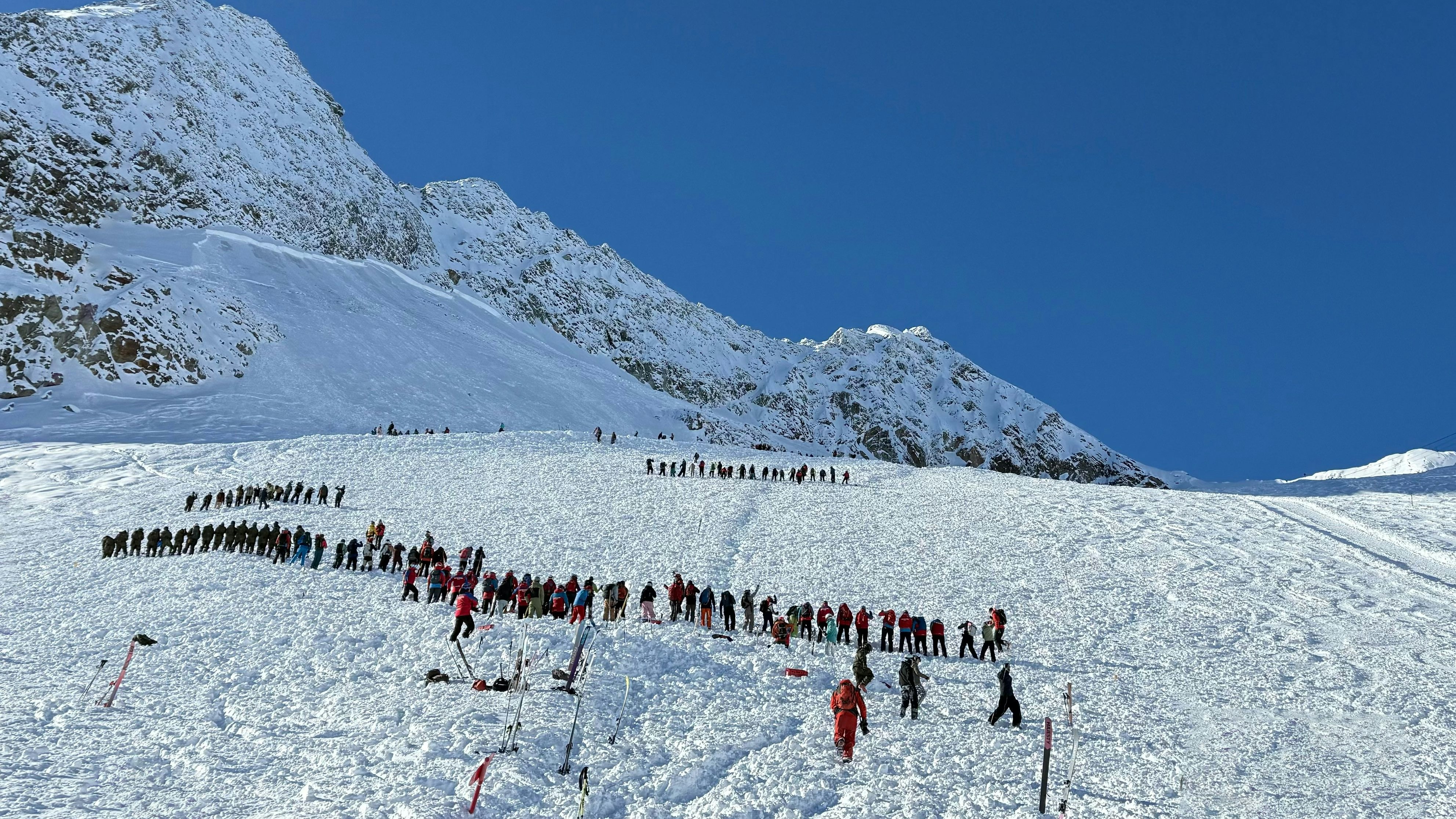 Heute.at - Drei Personen von Lawine verschüttet – Bergung läuft
