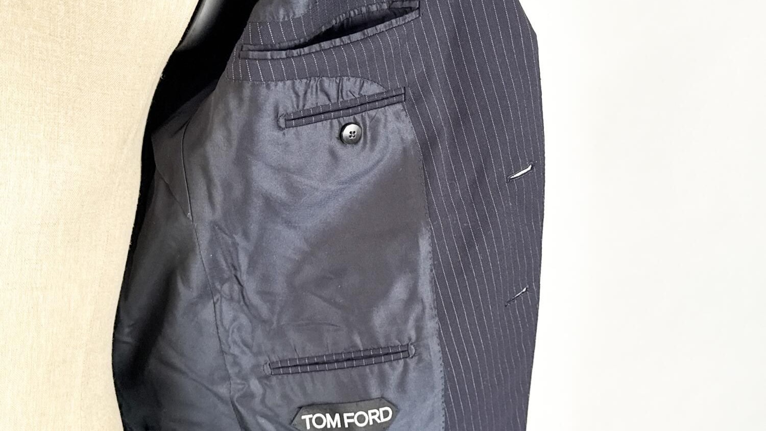 Einer der Anzüge von Tom Ford schaut schon etwas abgewohnt aus