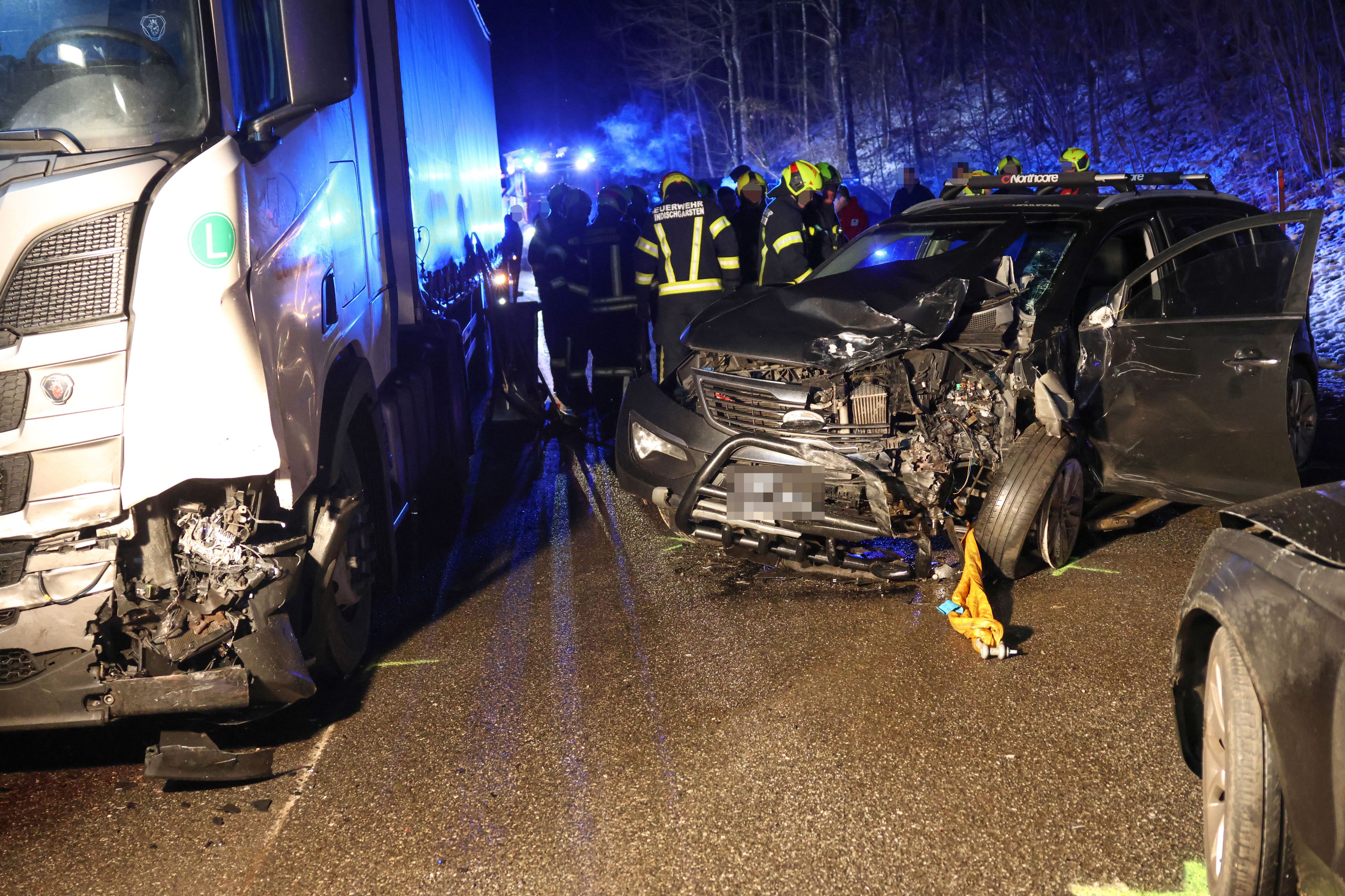 Eine Person wurde bei dem Unfall schwer verletzt.