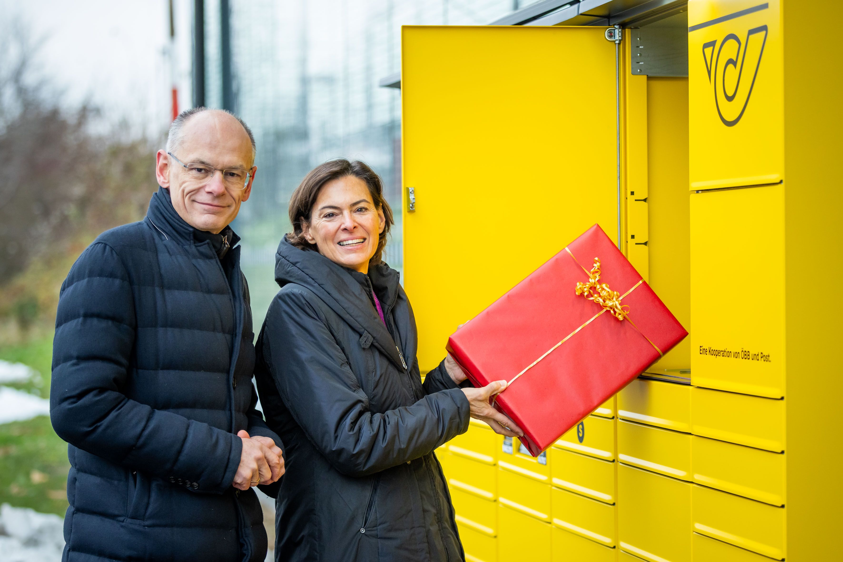 Die erste von gut 50 Paket-Stationen auf Bahnhöfen: Post-Chef Walter Oblin, ÖBB-Infra-Chefin Silvia Angelo