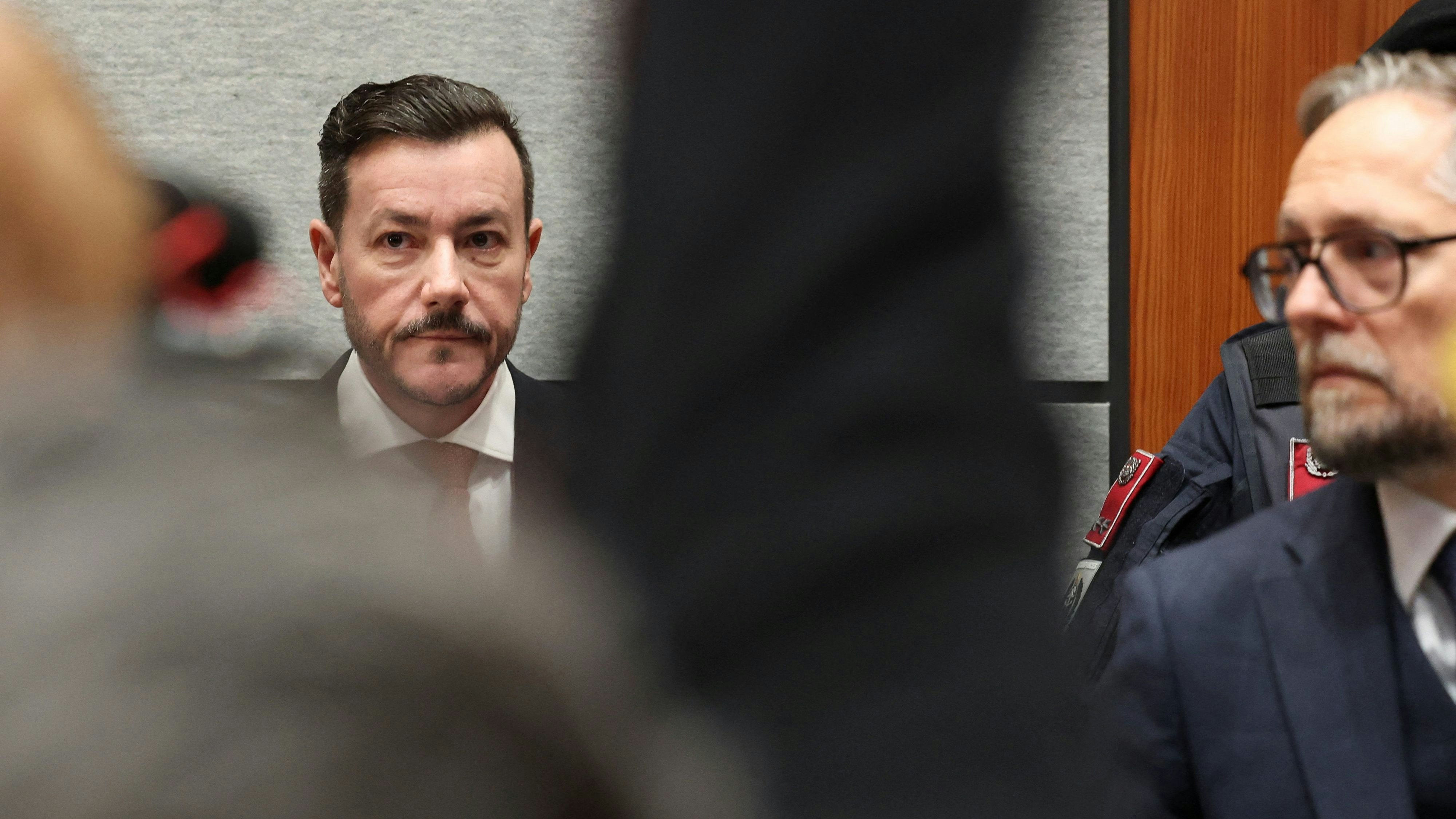 So kam ein Teil der Garderobe auf die Versteigerungsliste