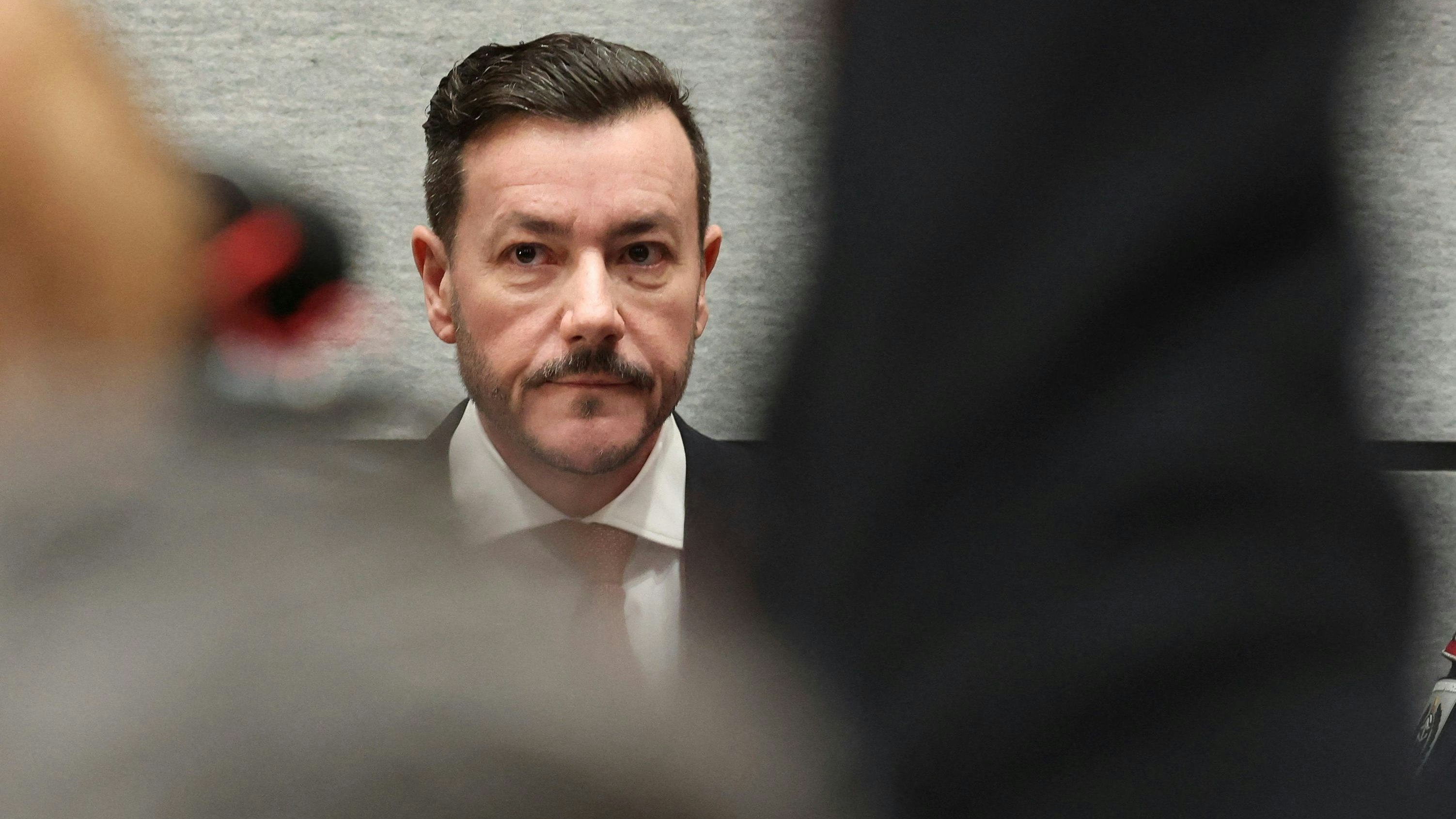 Heute.at - Wie die Justiz 4 Luxus-Anzüge von Renè Benko fand