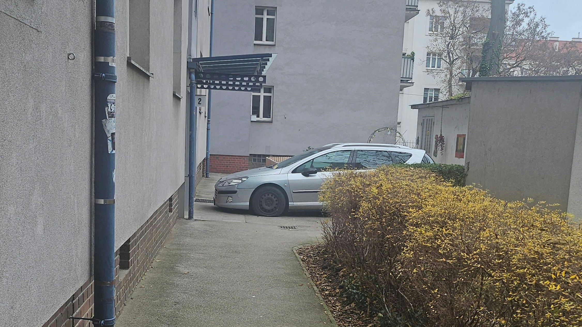Heute.at - Fauler Wiener fährt mit Auto in Gemeindebau vor Stiege