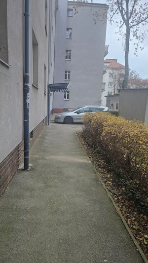 Gemeindebau Floridsdorf: Blockierter Zugang durch abgestelltes Auto sorgt für Ärger und gefährdet laut Anrainern sogar Rettungseinsätze.