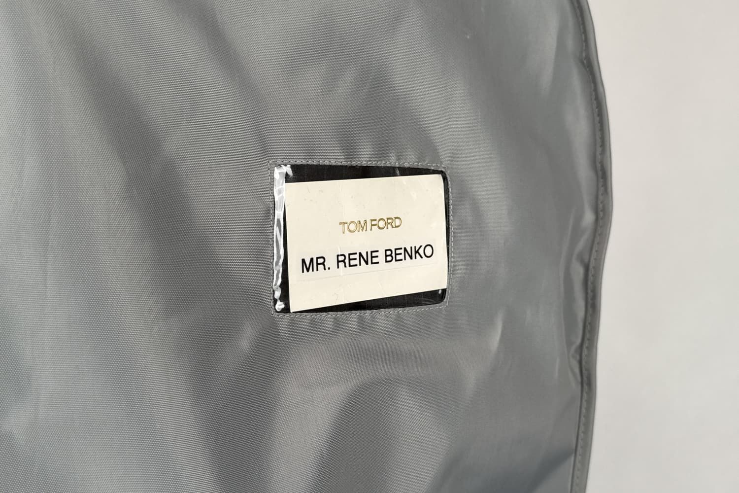 … mit dem Namenskärtchen des Immobilien-Pleitiers mit dazu