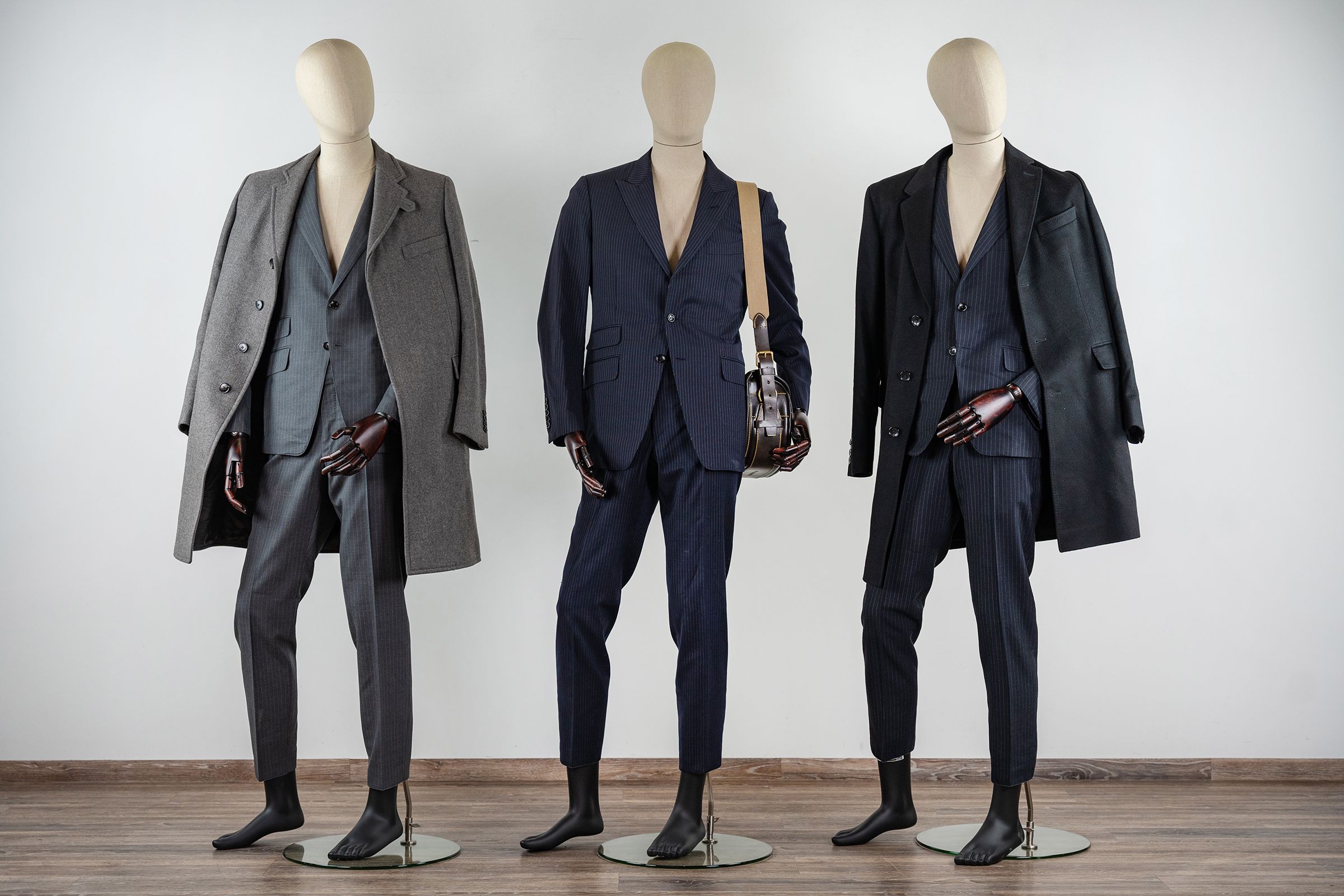 Drei Kleiderpuppen mit Mänteln und Anzügen aus der Kollektion