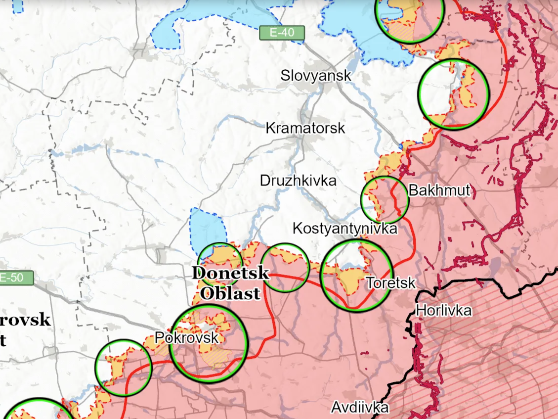 Der angenommene Frontverlauf in der Oblast Donezk am 26. November 2025. In rot: russisch besetzte Gebiete, die grünen Kreise markieren Orte mit heftigen Kampfhandlungen.