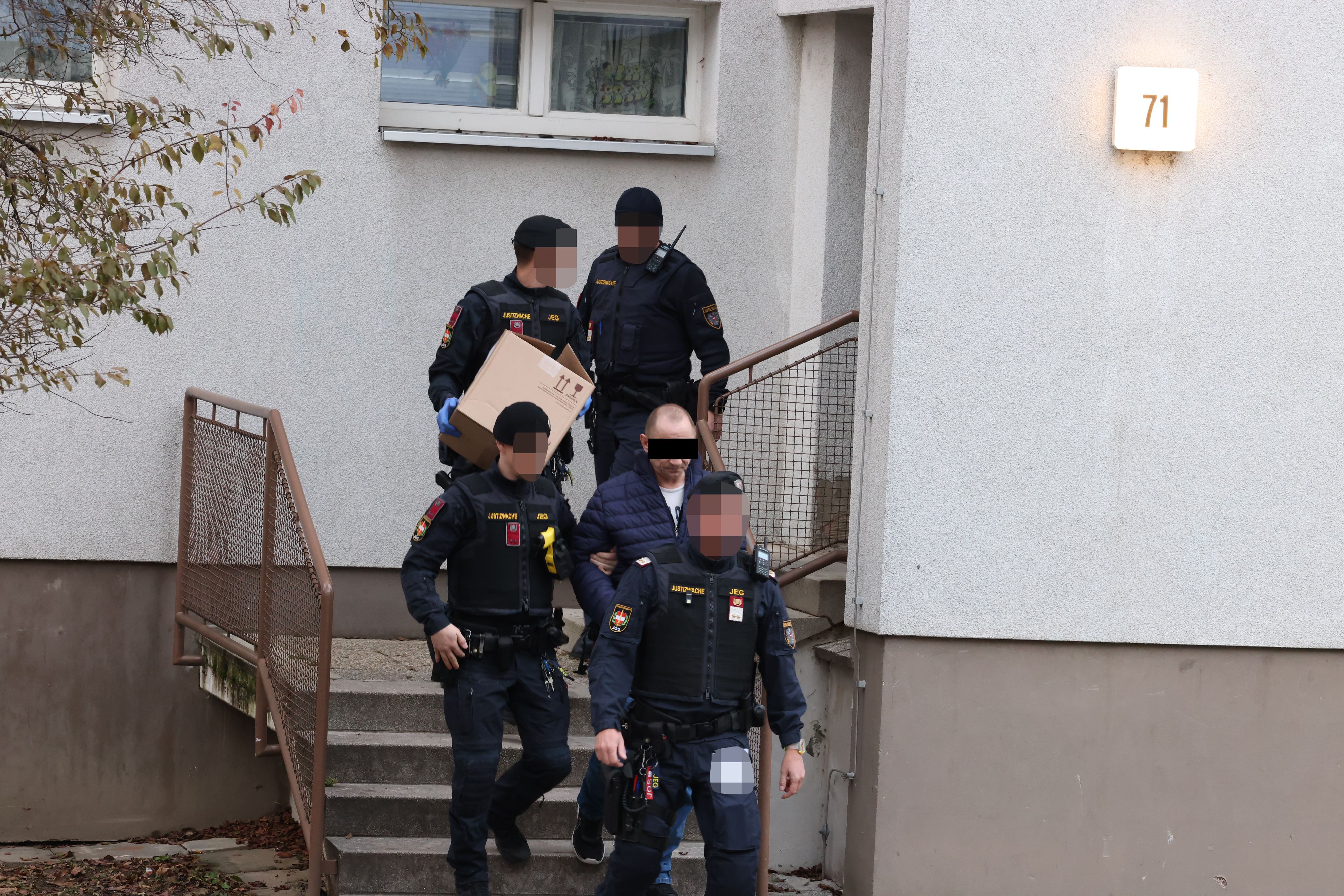 Der Verdächtige bei der Tatortbegehung in Wien-Donaustadt.