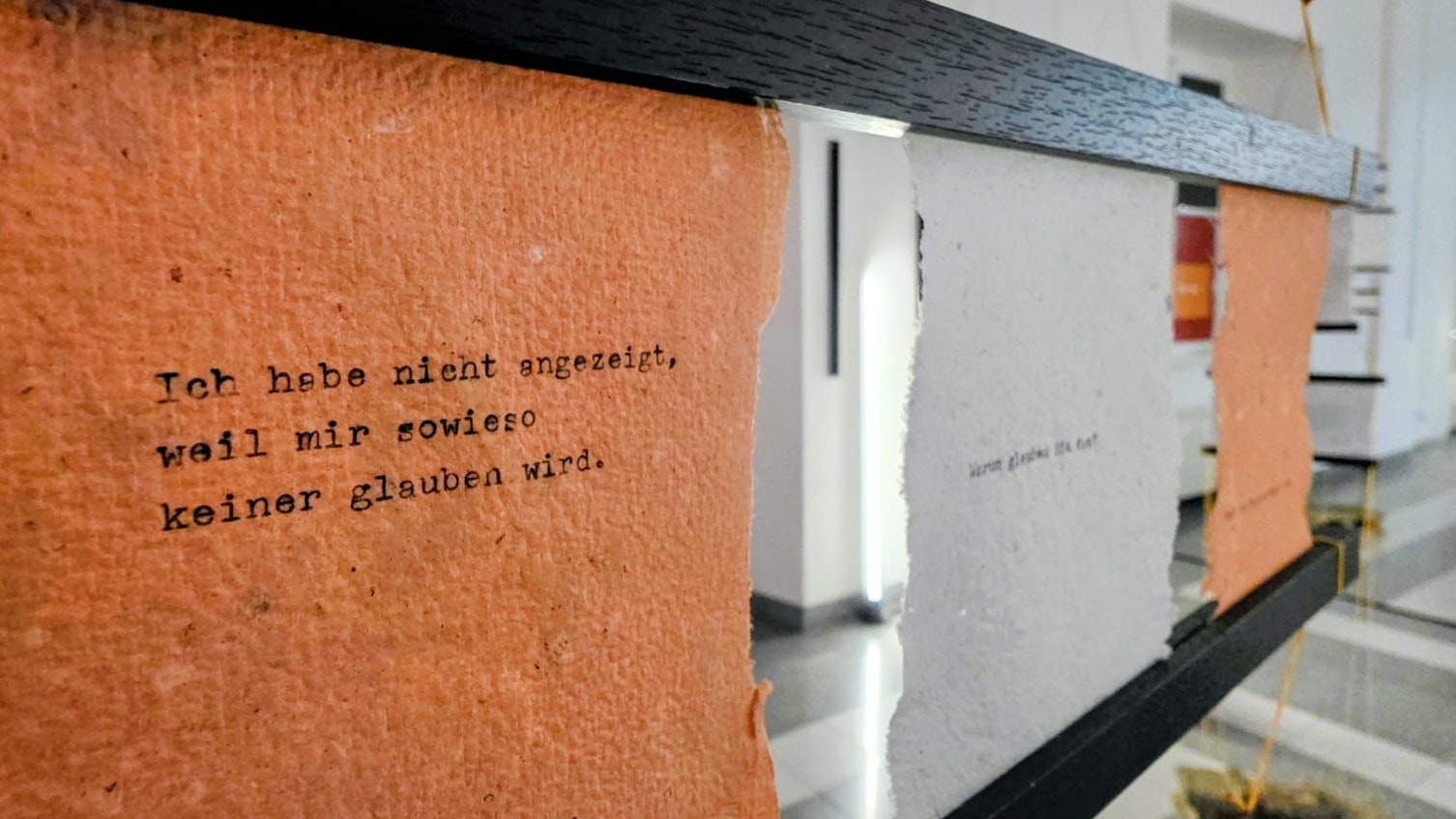 Künstlerin Kerstin Ullmann kreierte die Werke im Zuge eines Papierschöpf-Workshops mit Mitarbeitern des autonomen Frauenzentrums.