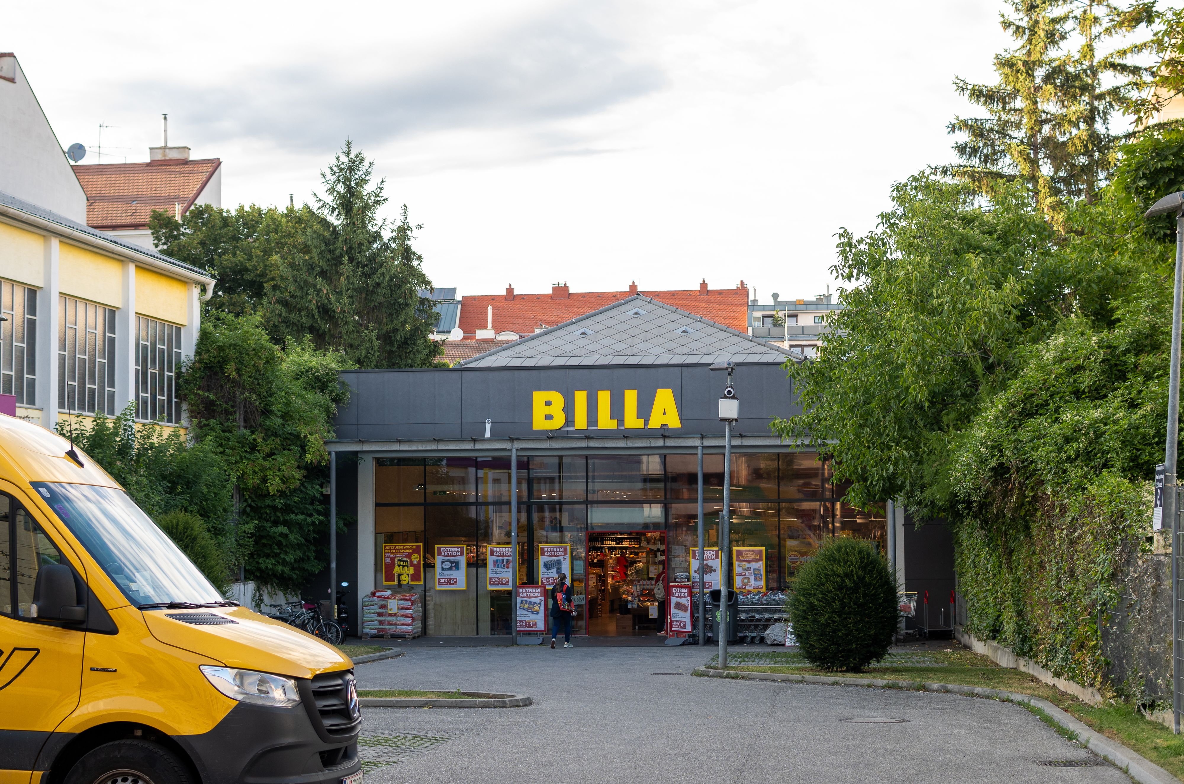 In mehreren Billa-Filialen könnten Semmeln mit Metallabrieb verkauft worden sein.