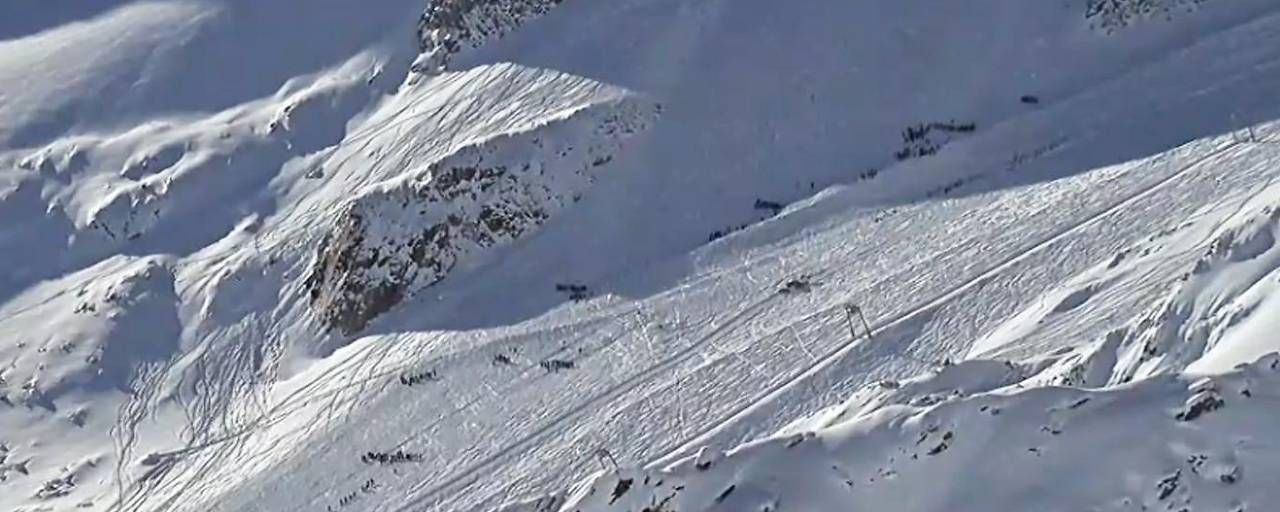 Die Suche nach Verschütteten wird fortgesetzt.