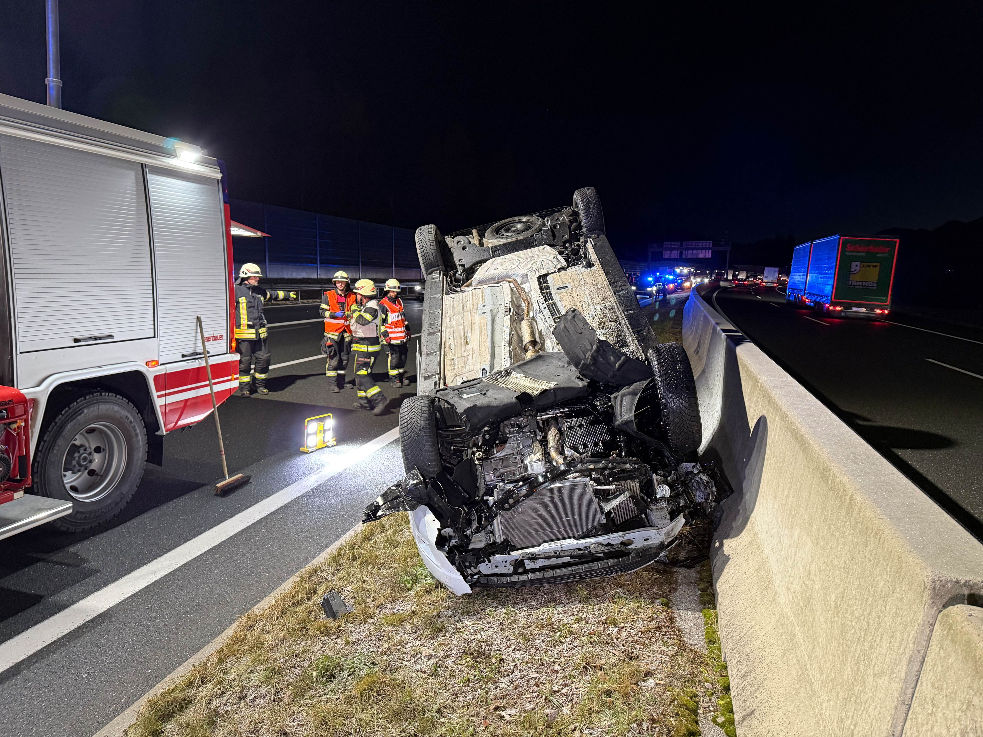  Wiesing-Spektakulärer Verkehrsunfall auf der Inntalautobahn -Fotocredit: ZOOM.TIROL 