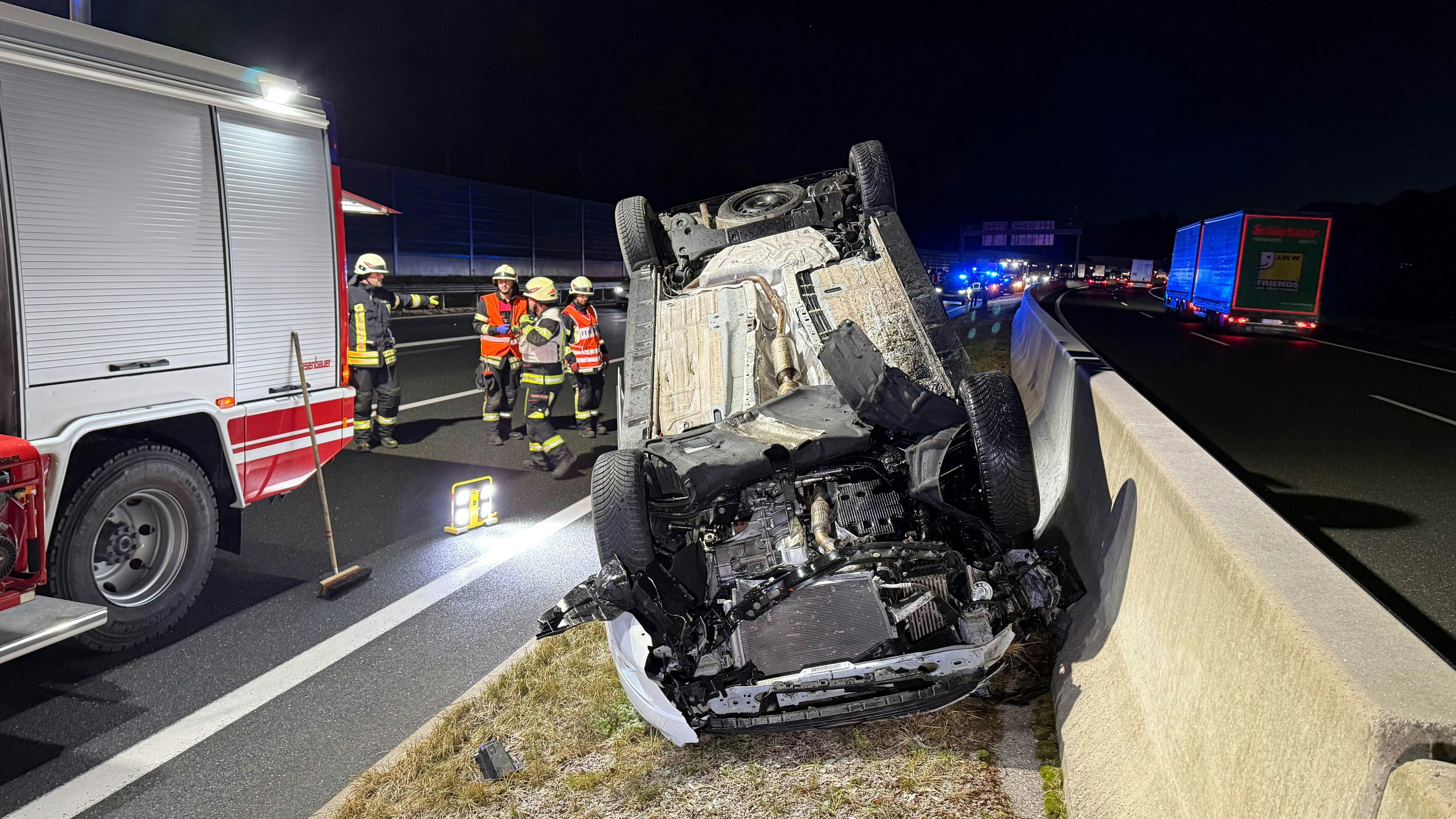 Heute.at - Transporter überschlägt sich auf A12 – Lenker im Spital