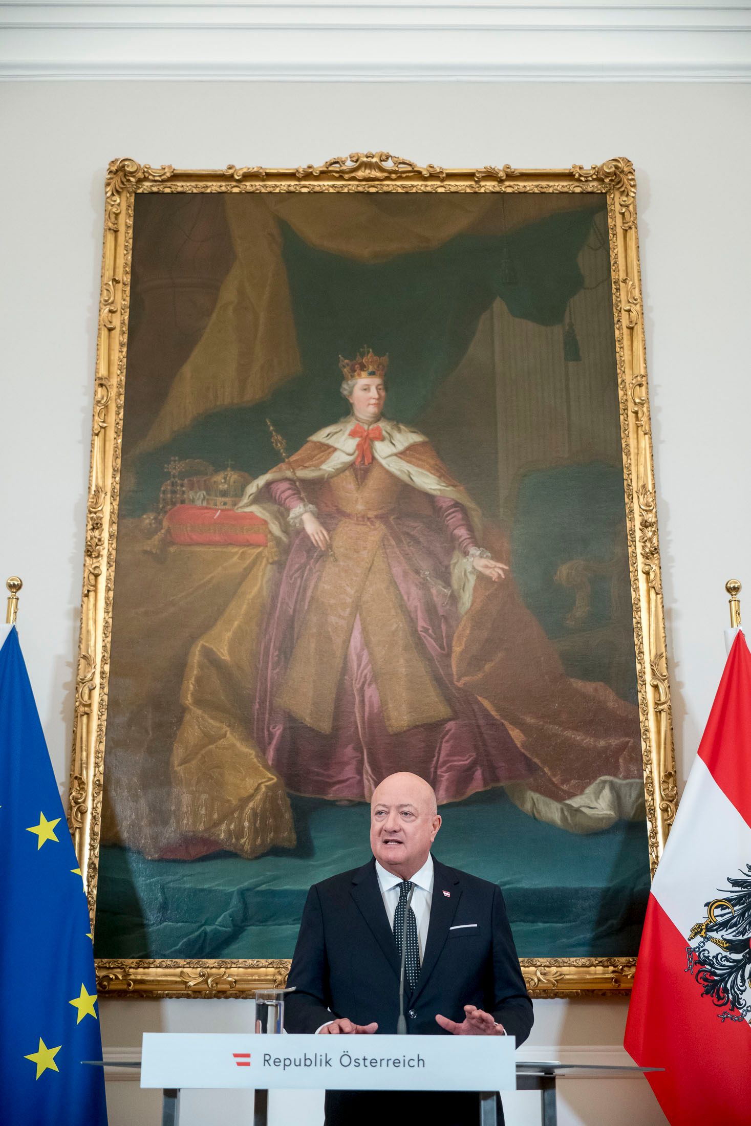 Die halbe Milliarde für die Energie finde ich locker, ich verkaufe einfach den Schinken da hinter mir