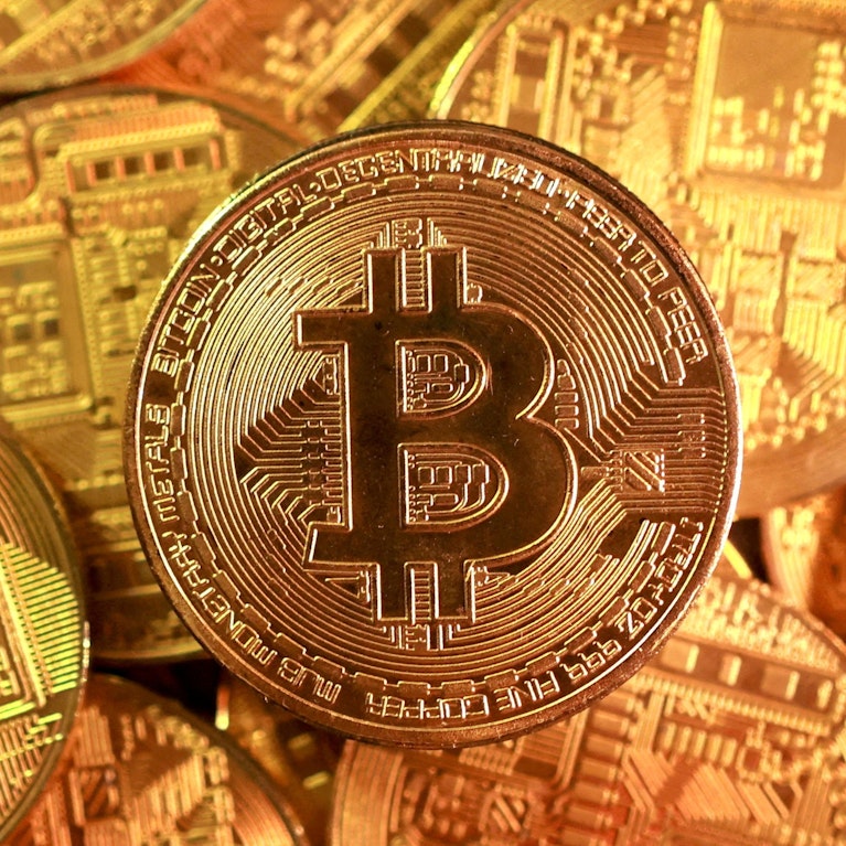 Wer in Bitcoin investiert ist, hat seit Jahresbeginn über 10 Prozent verloren. Zuletzt ging es wieder etwas nach oben, aber es stellen sich Fragen: Soll ich den Einstieg wagen? Verkaufen? Mein Geld besser in Gold stecken? Monika Rosen hat die Antworten.