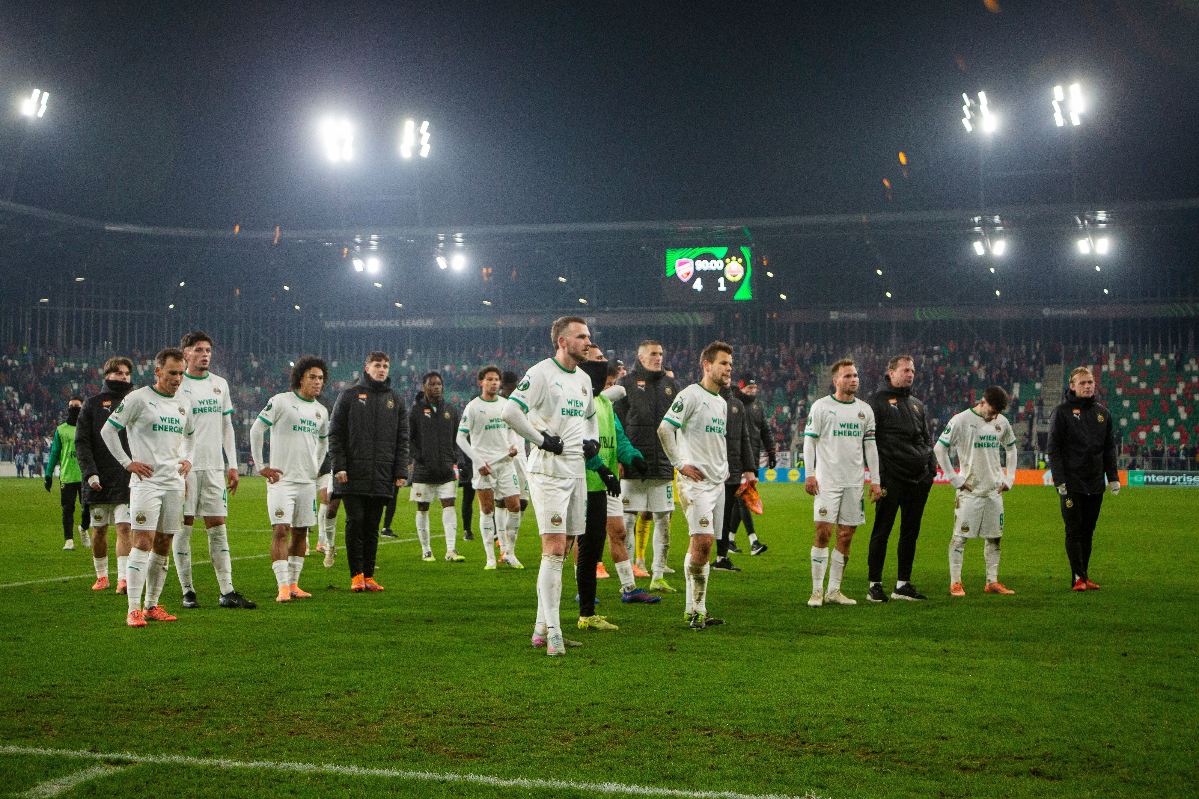 Ernüchterung bei den Rapid-Spielern nach der 1:4-Dusche im kalten Polen. 
