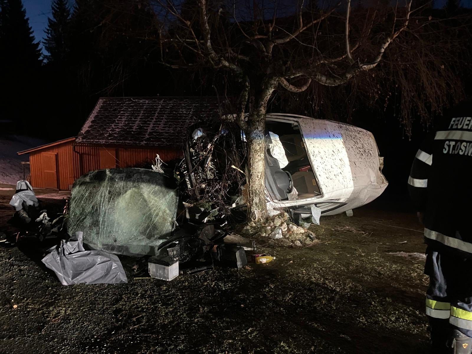 Neben diesem Wrack lag der Mann stundenlang, bevor er gerettet wurde.