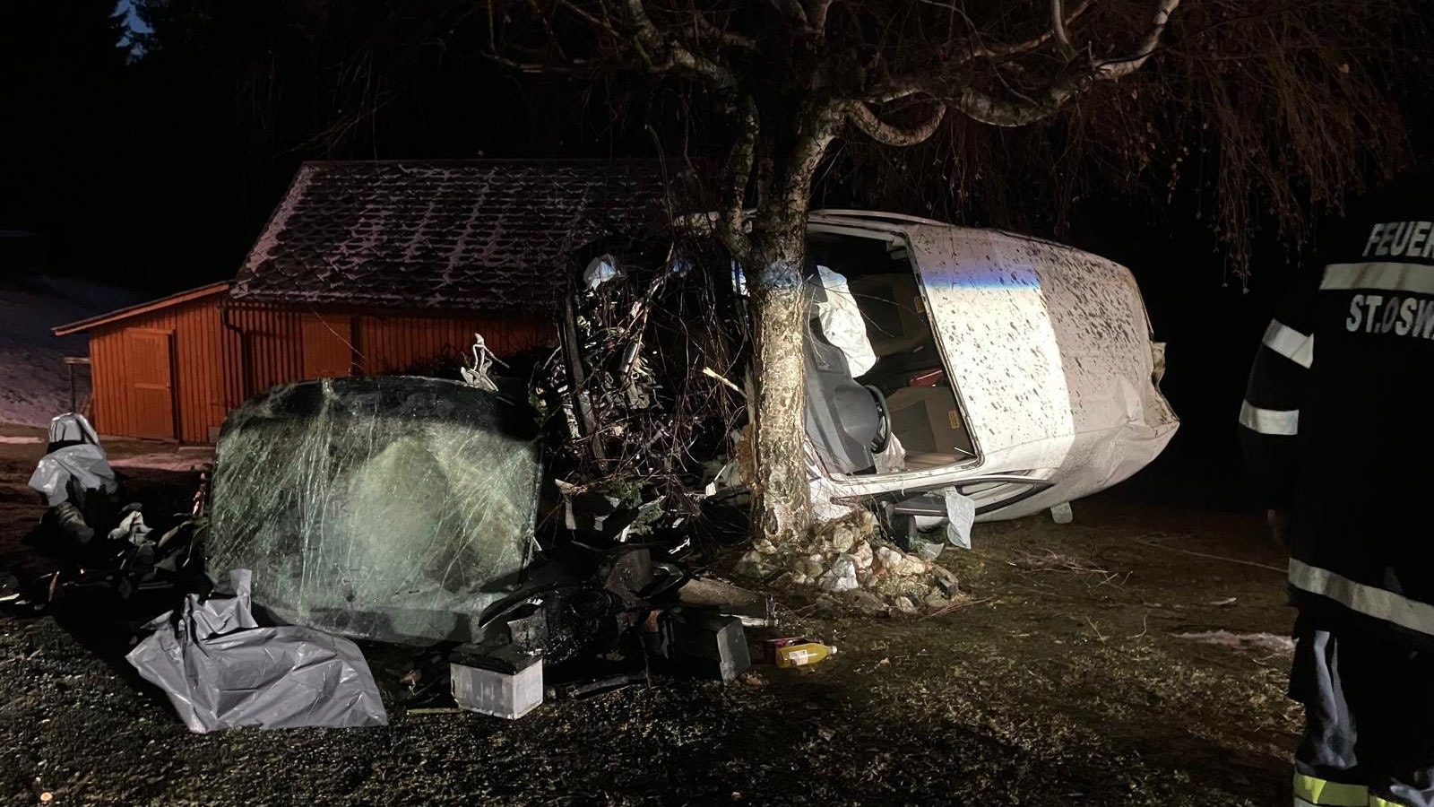 Heute.at - Schwerverletzter lag stundenlang im Freien neben Wrack