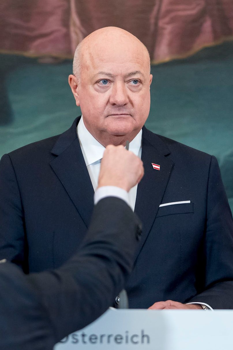 Das täuscht, Kanzler Christian Stocker wird hier nicht körperlich attackiert