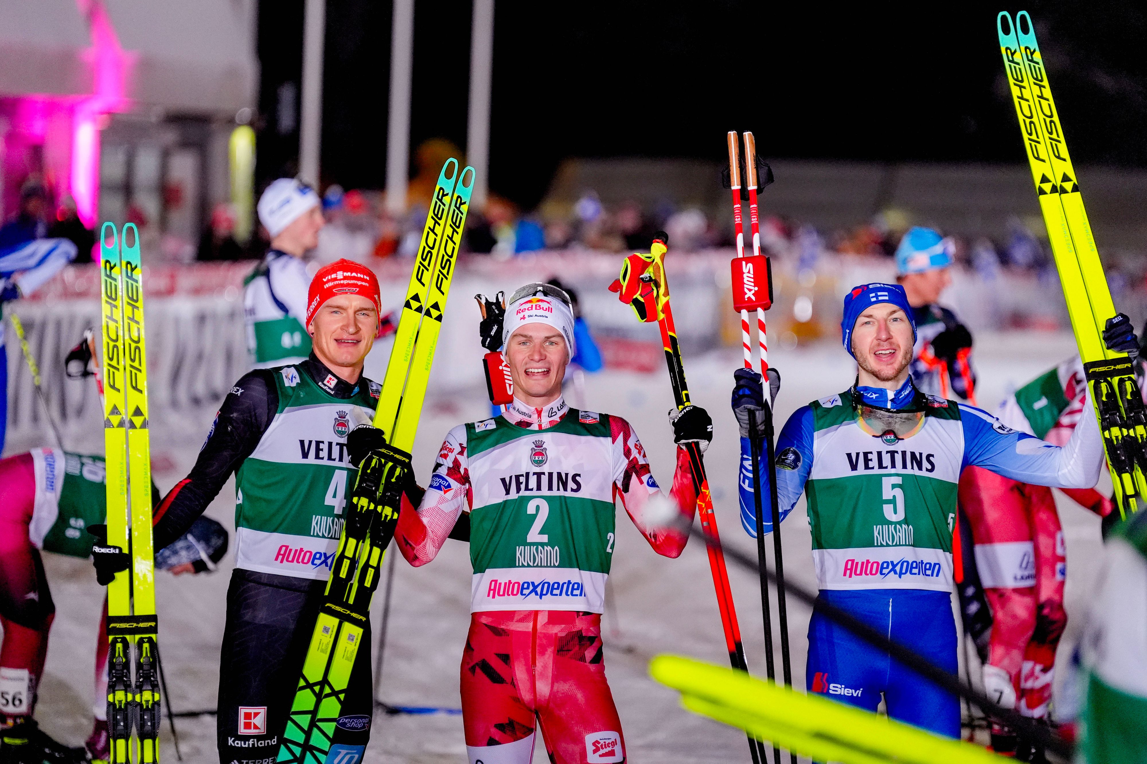 Johannes Lamparter (m.) gewinnt zum Auftakt.