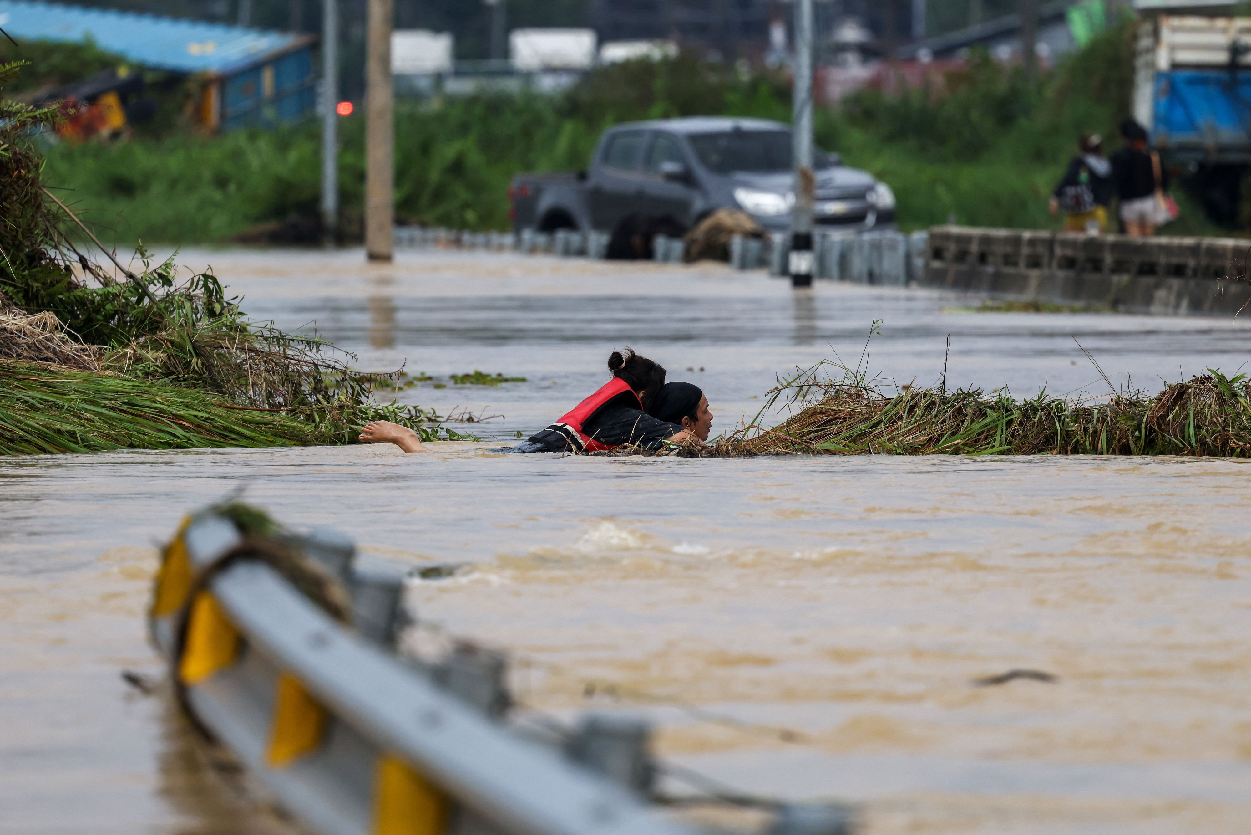 Die schweren Überflutungen in Thailand forderten bisher mindestens 145 Todesopfer.