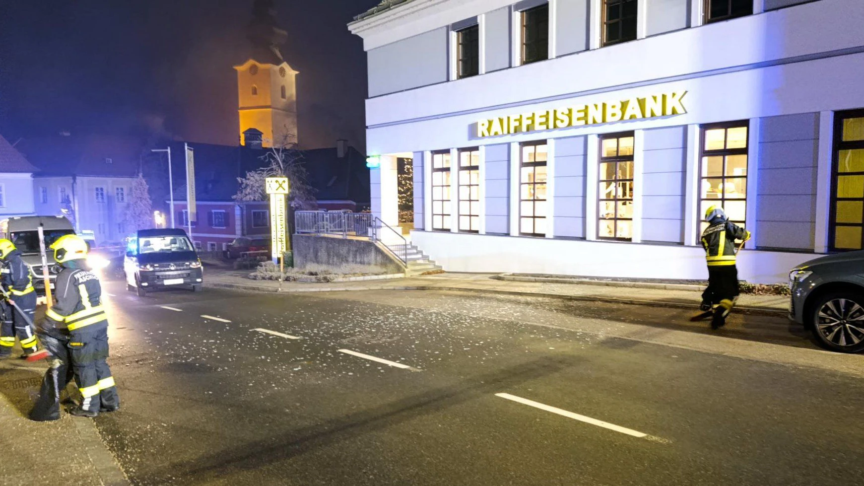 MItten in der Nacht: Feuerwehr-Einsatz vor der Bank.