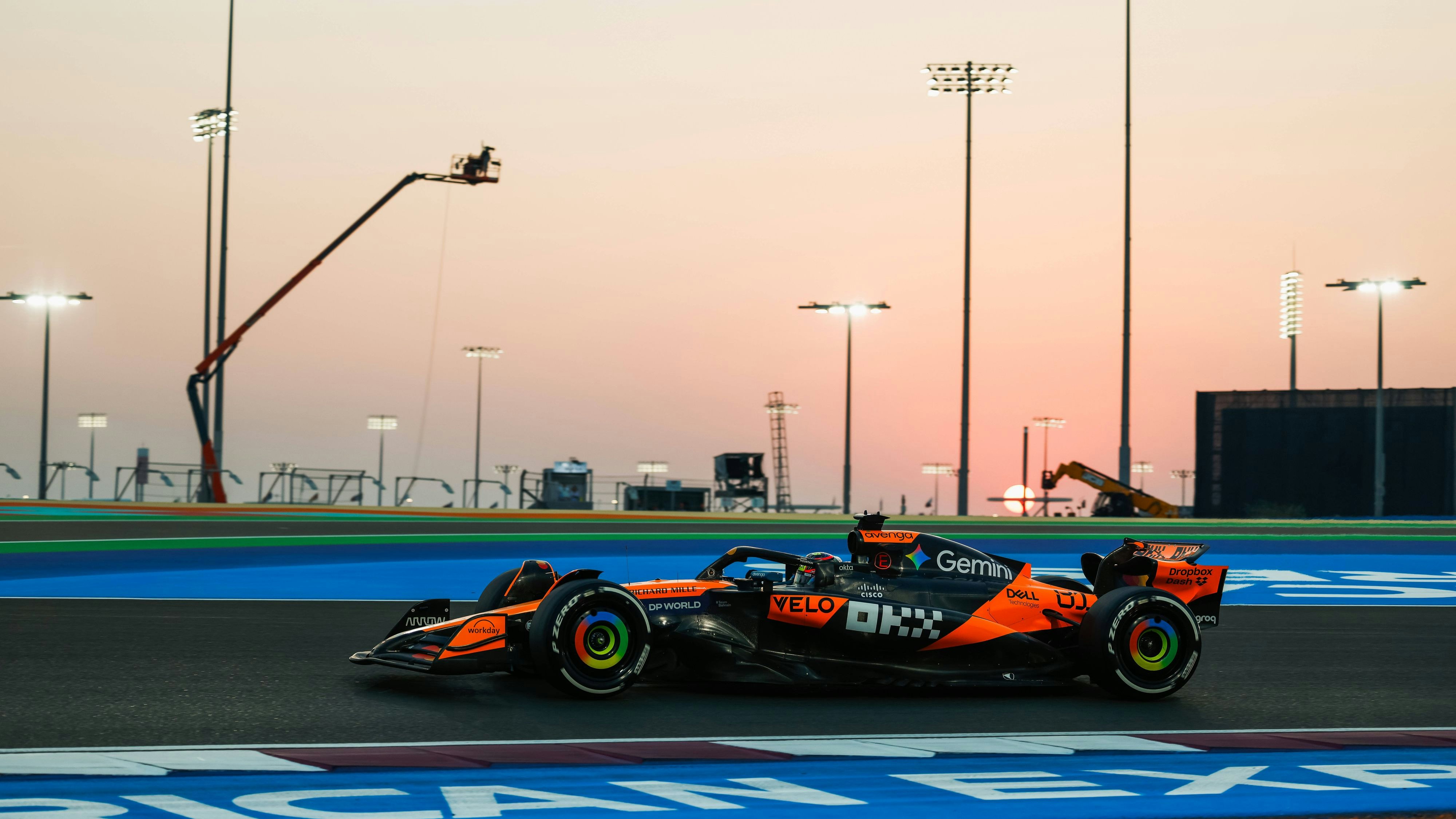 Formula 1 Qatar Airways Qatar Grand Prix 2025 Alexis Perrin/OVERTAKE/MAXPPP - Lusail 28/11/2025 81 PIASTRI Oscar aus, McLaren F1 Team, action at the Formula 1 Qatar Airways Qatar Grand Prix 2025, the 23rd round of the 2025 FIA Formula 1 World Championship, WM, Weltmeisterschaft at the Lusail International Circuit in Lusail, Qatar, from 27 to 30 November 2025 Lusail Qatar PUBLICATIONxNOTxINxFRAxBELxSUIxUK Copyright: xOVERTAKE/MAXPPPxAlexisxPerrinx OVT202511286812 OVT202511286812