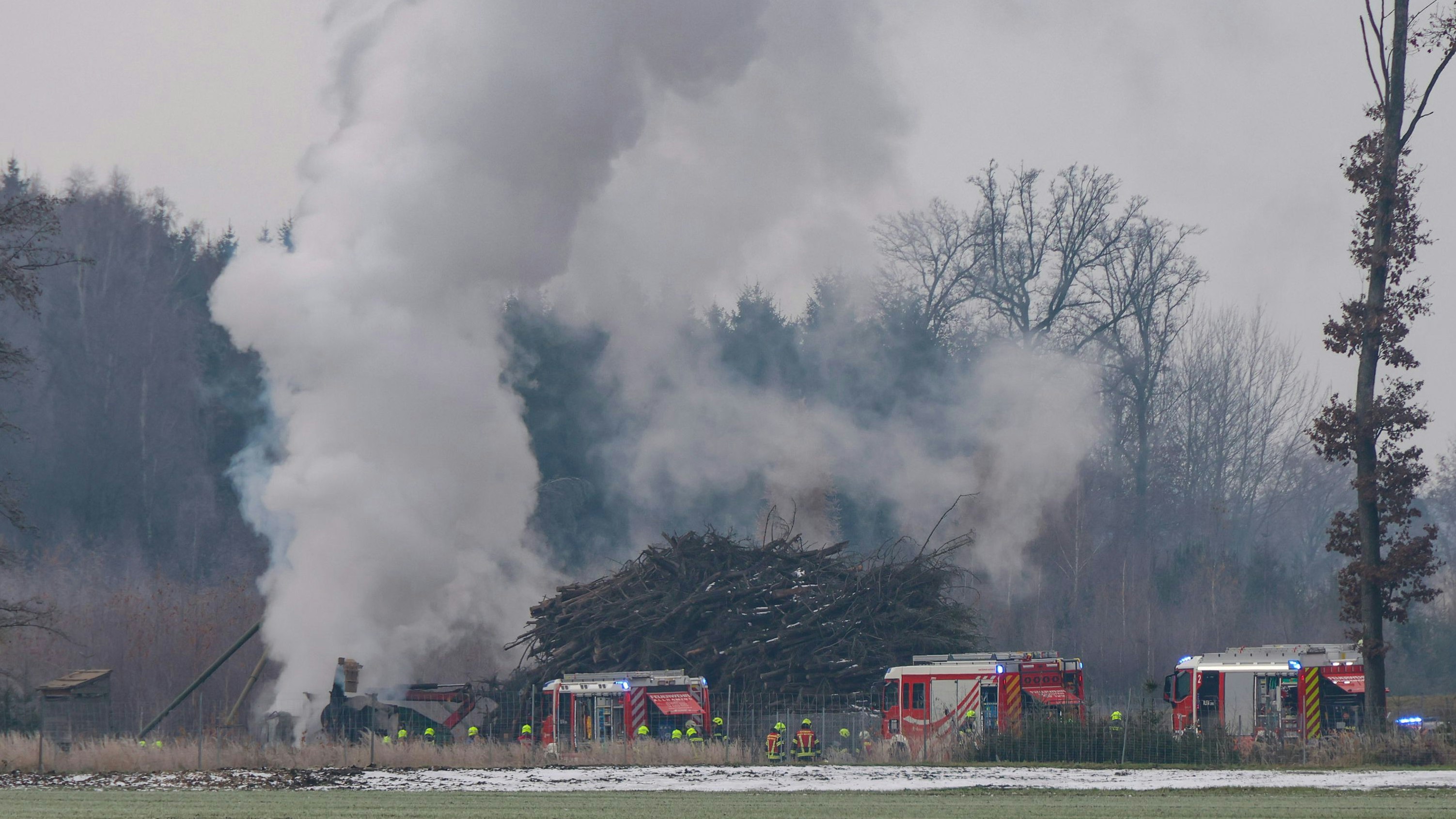 Heute.at - Riesige Rauchsäule! Großeinsatz in Allhaming