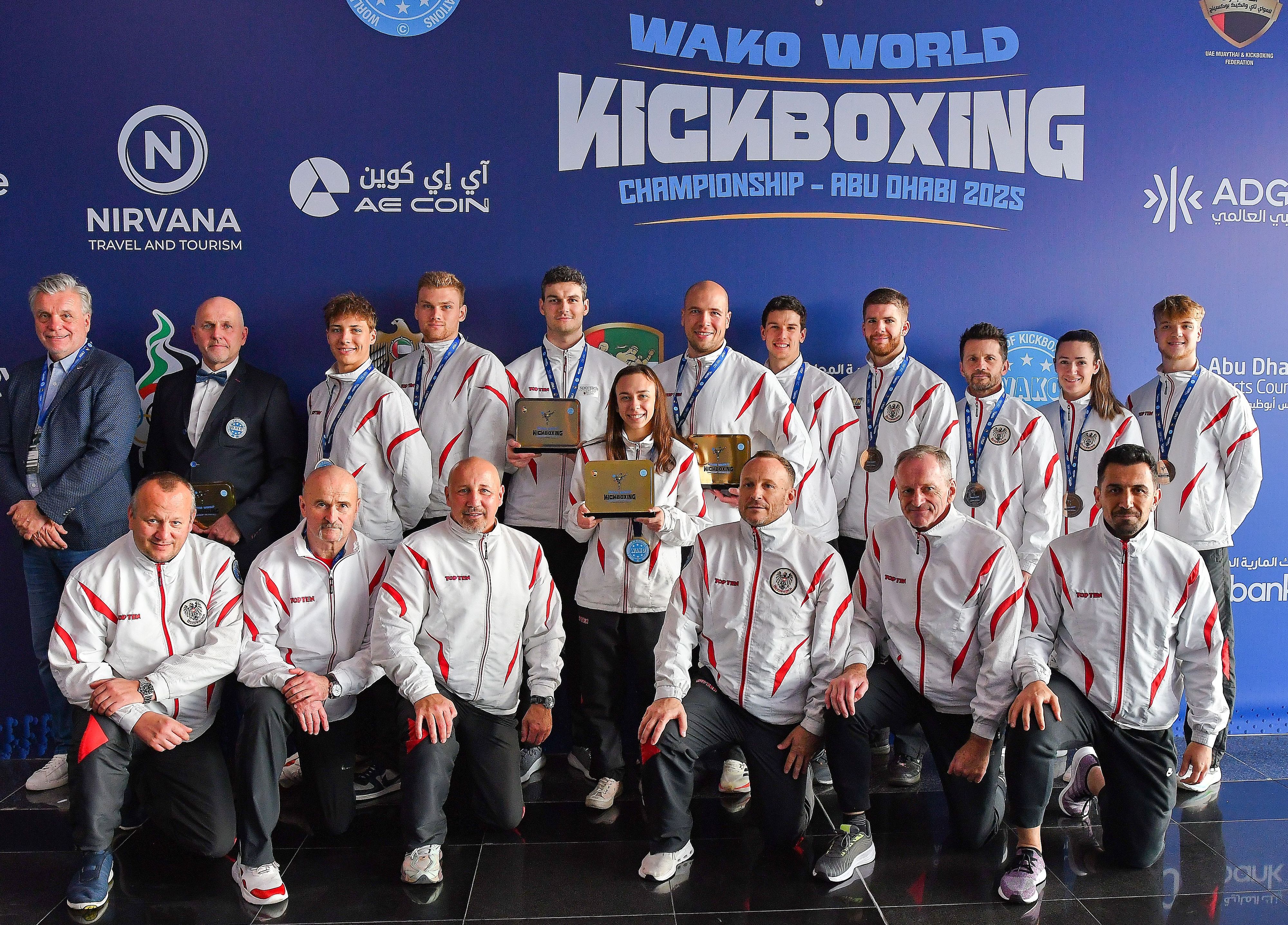 Die rot-weiß-roten Medaillengewinner: Noel Salzburger, Luca Prutsch, Fabian Verschnig, Kincsö Olah, Marko Filipovic, Erik Zimmermann, Johannes Weninger, Ivan Kulev (Master Klasse), Viktoria Hader, Kevin Masser