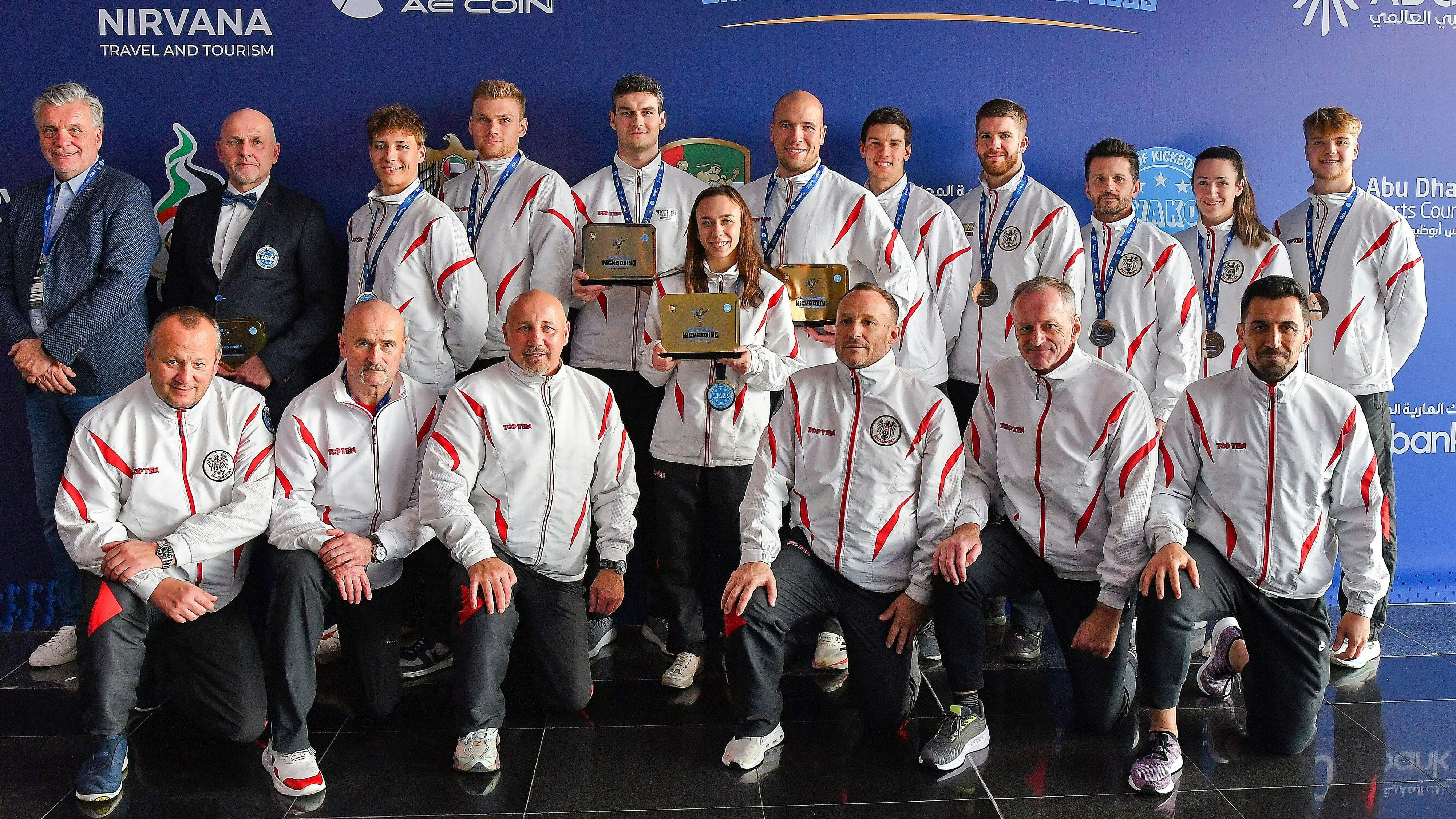 Die rot-weiß-roten Medaillengewinner: Noel Salzburger, Luca Prutsch, Fabian Verschnig, Kincsö Olah, Marko Filipovic, Erik Zimmermann, Johannes Weninger, Ivan Kulev (Master Klasse), Viktoria Hader, Kevin Masser