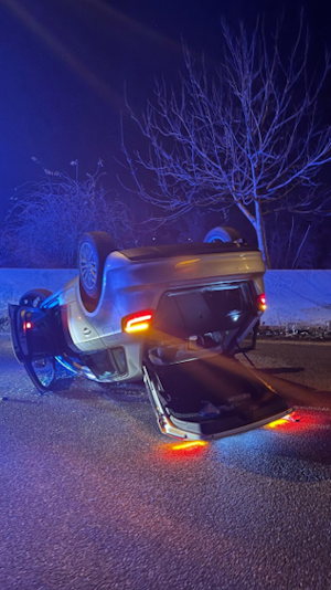 Schwerer Unfall in Wien: Audi überschlägt sich nach Vibration am Lenkrad. Drei Jugendliche leicht verletzt, Polizei und Rettung im Einsatz.