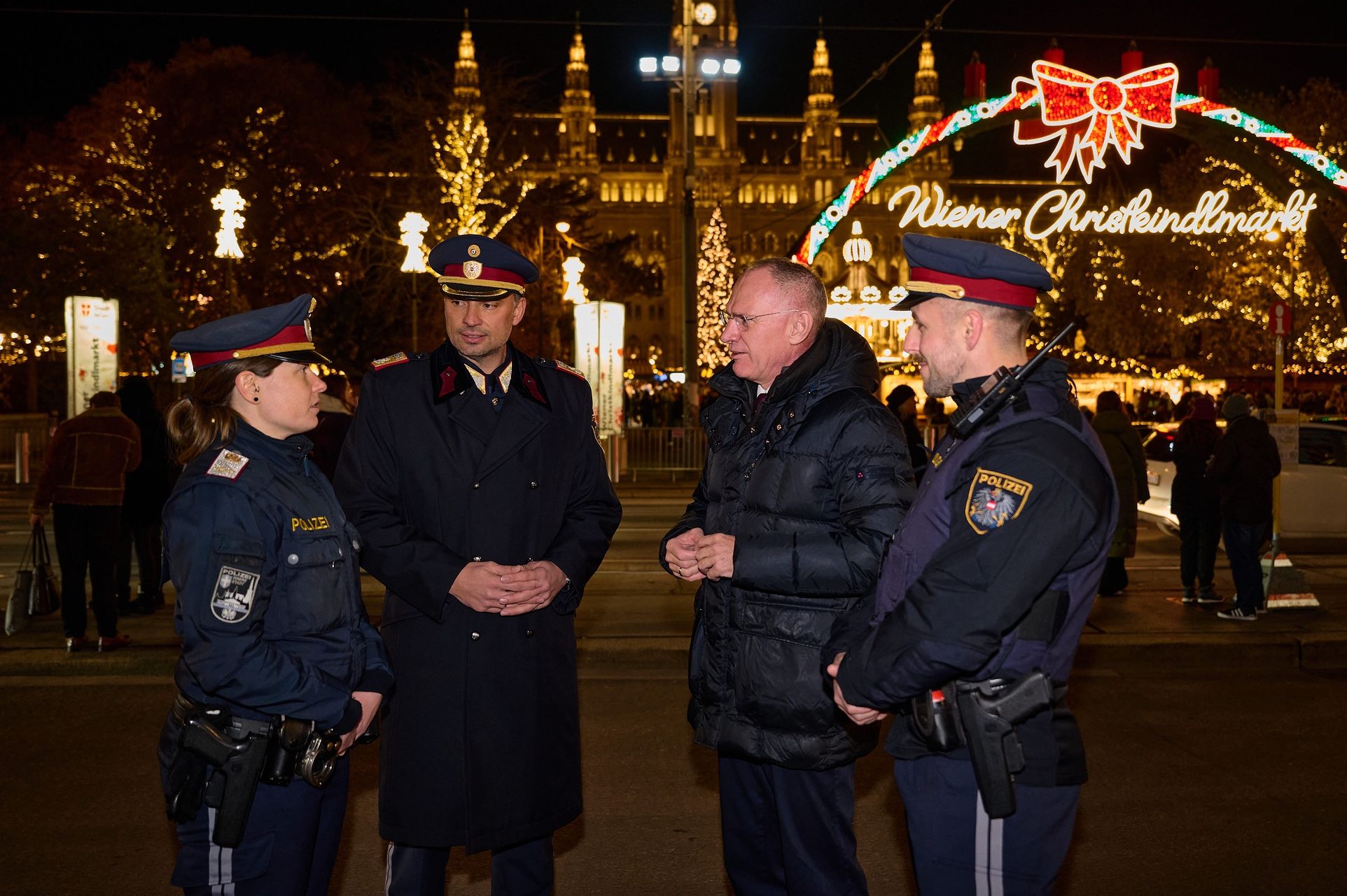 Innenminister Karner und Landespolizeivizepräsident der Wiener Polizei, Dieter Csefan, mit Beamten des Stadtpolizeikommandos Innere Stadt.