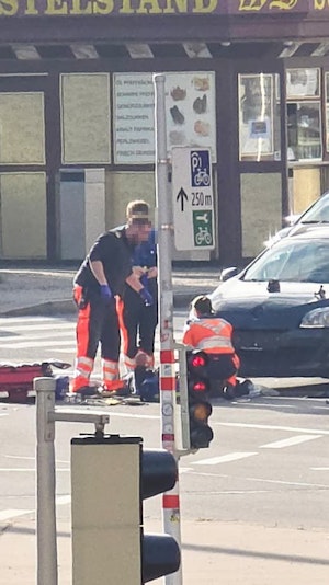 E-Scooter-Unfall am Gürtel: Schwerverletzter nach Kollision mit Pkw am Südtiroler Platz in Wien. Polizei ermittelt zum Unfallhergang.