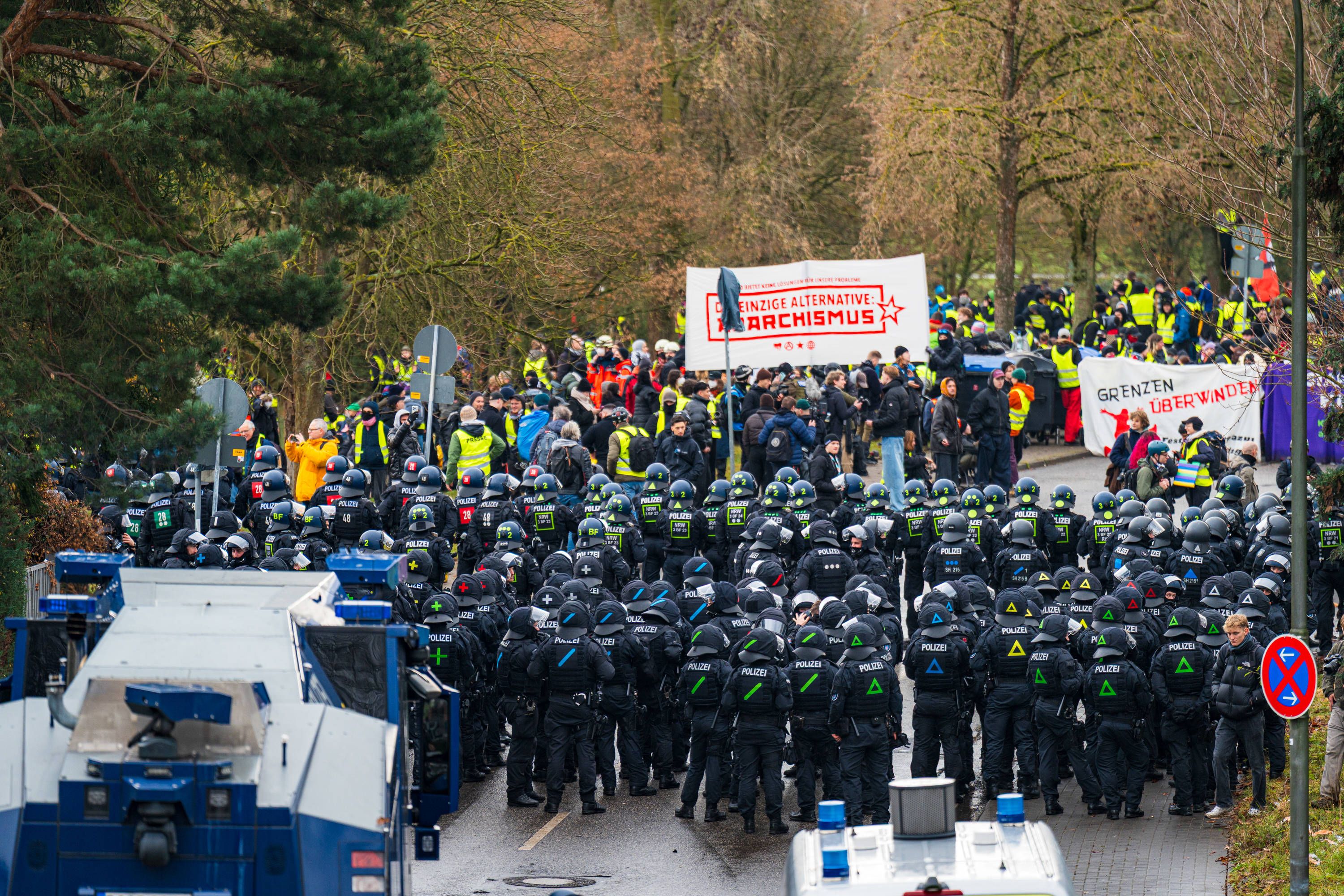 Straßensperrungen, Gegenproteste und ein Großaufgebot der Polizei in Gießen bei Gründung AfD-Jugendorganisation.
