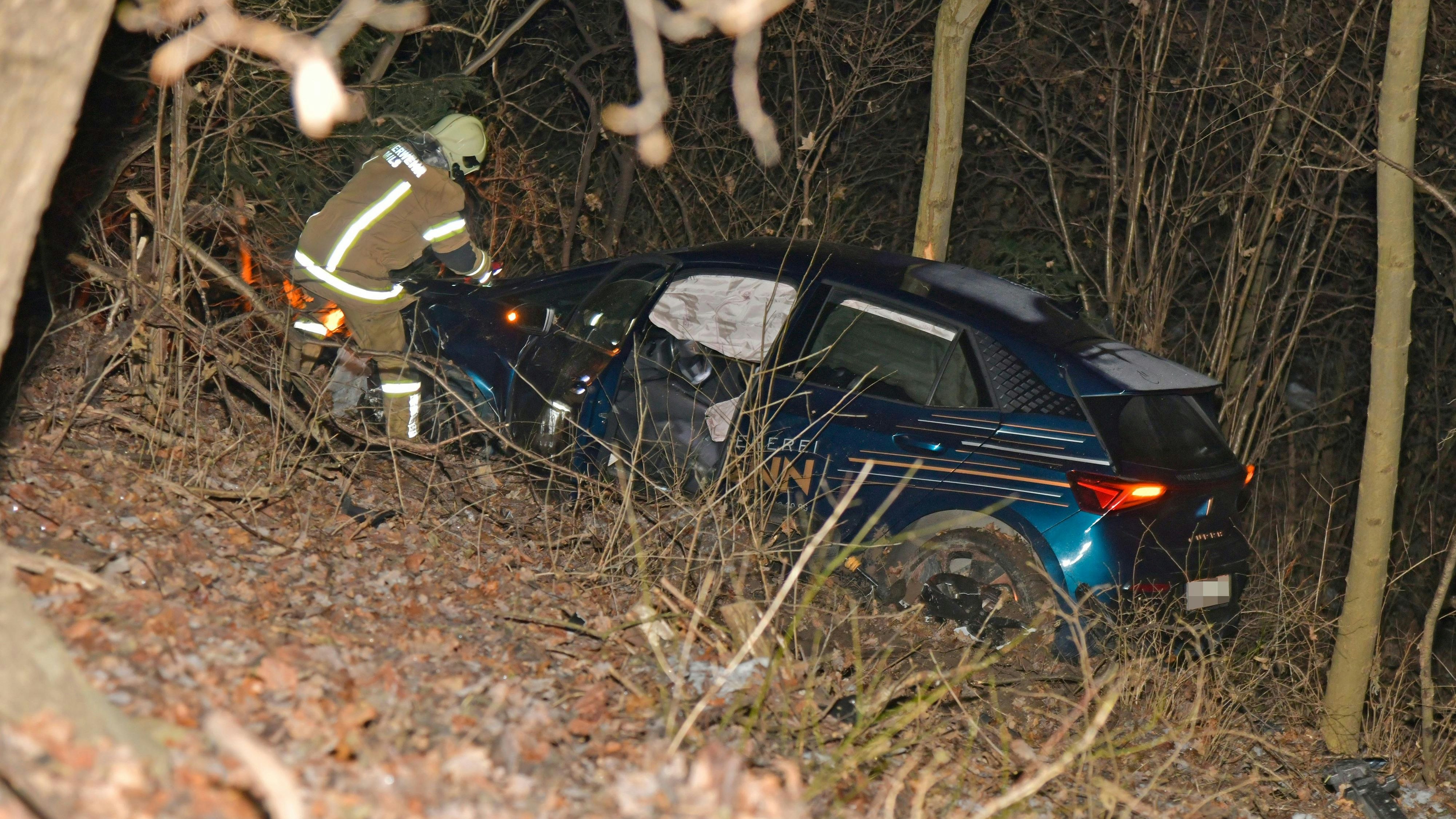 Heute.at - Teenies stürzen mit Auto 20 Meter über Böschung