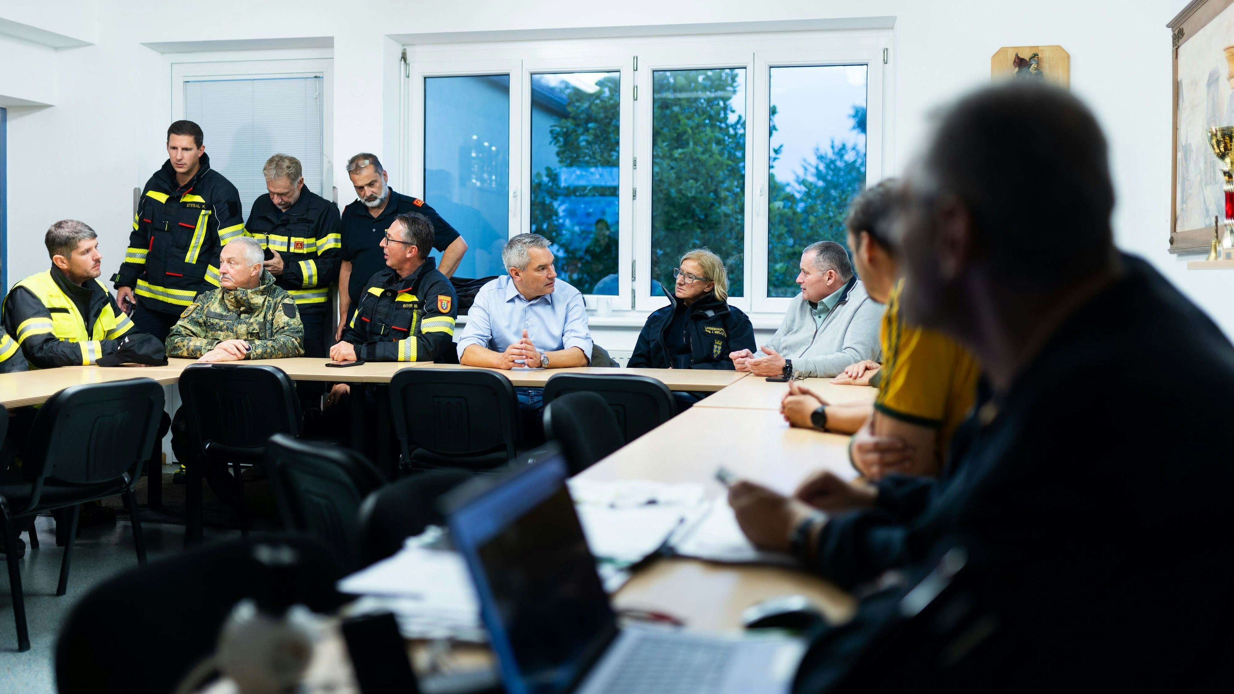 Der damalige Kanzler <strong>Karl Nehammer</strong> im Hochwassergebiet in Hadersdorf am Kamp.