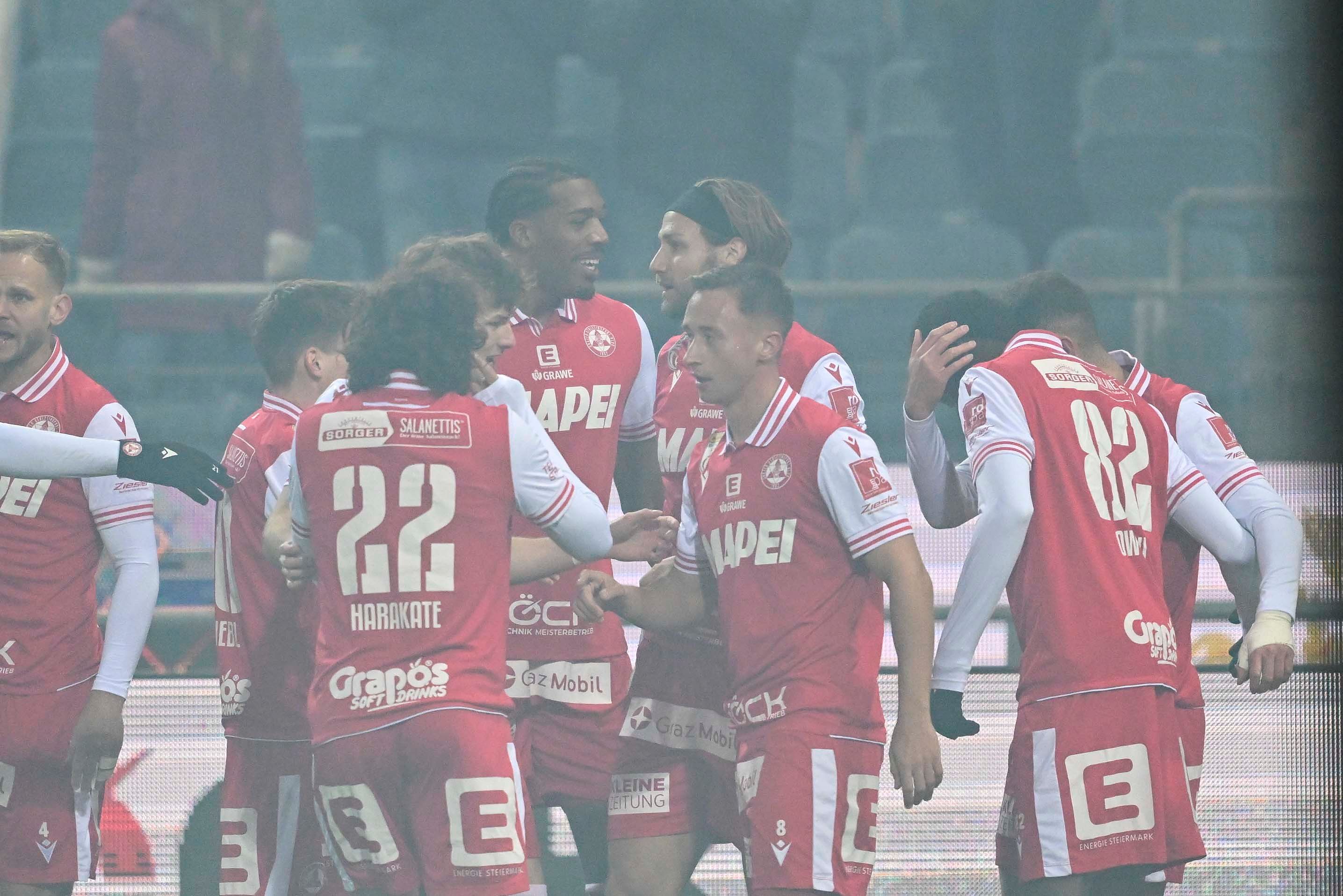Die GAK-Spieler beim Jubeln. 