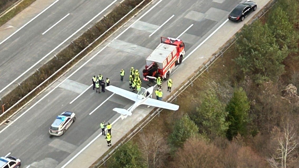 Heute.at - Flugzeug-Notlandung mitten auf der A2 Südautobahn