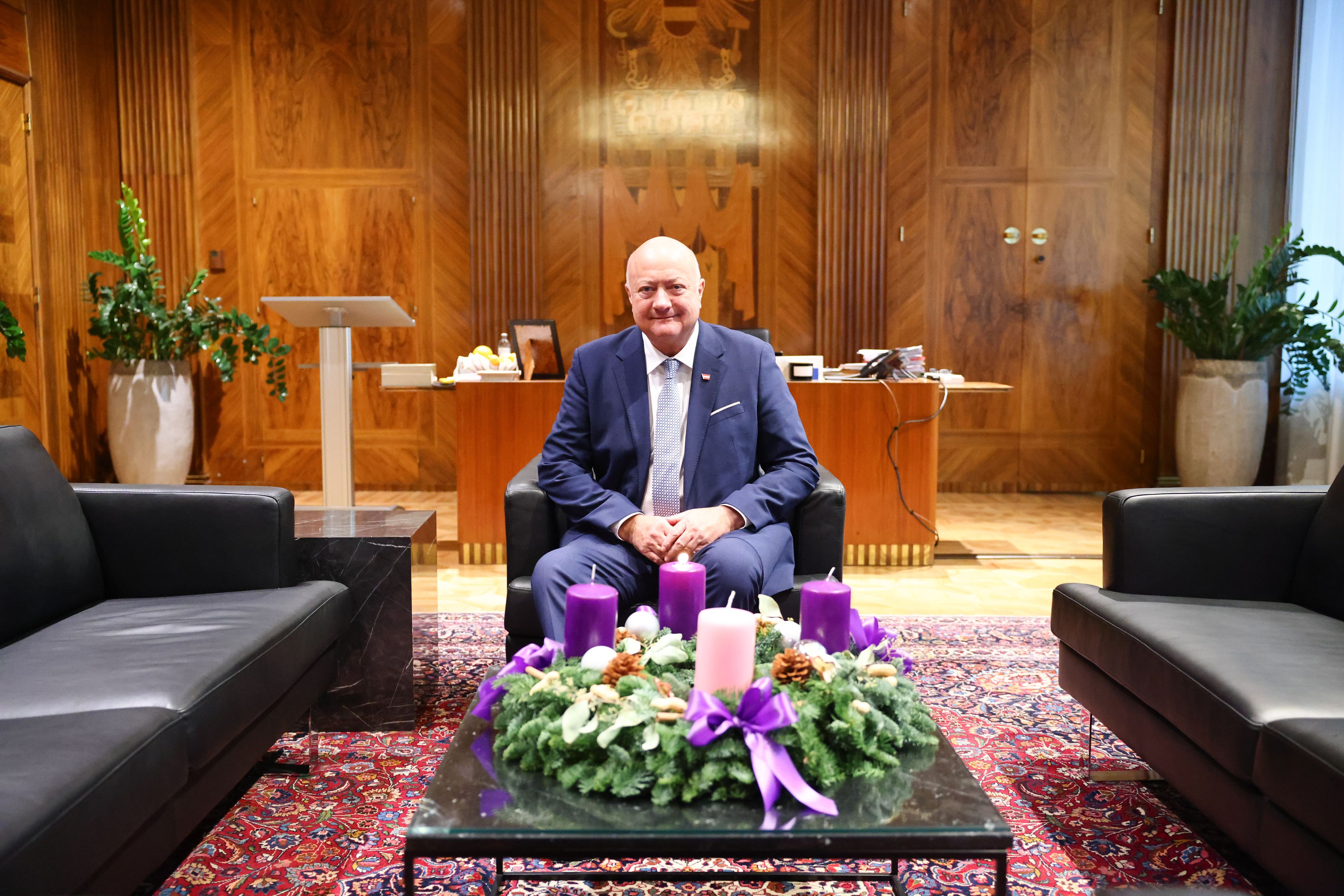 Bundeskanzler Christian Stocker (VP) ist nach seiner Rücken-OP zurück im Kreisky-Zimmer des Kanzleramts.