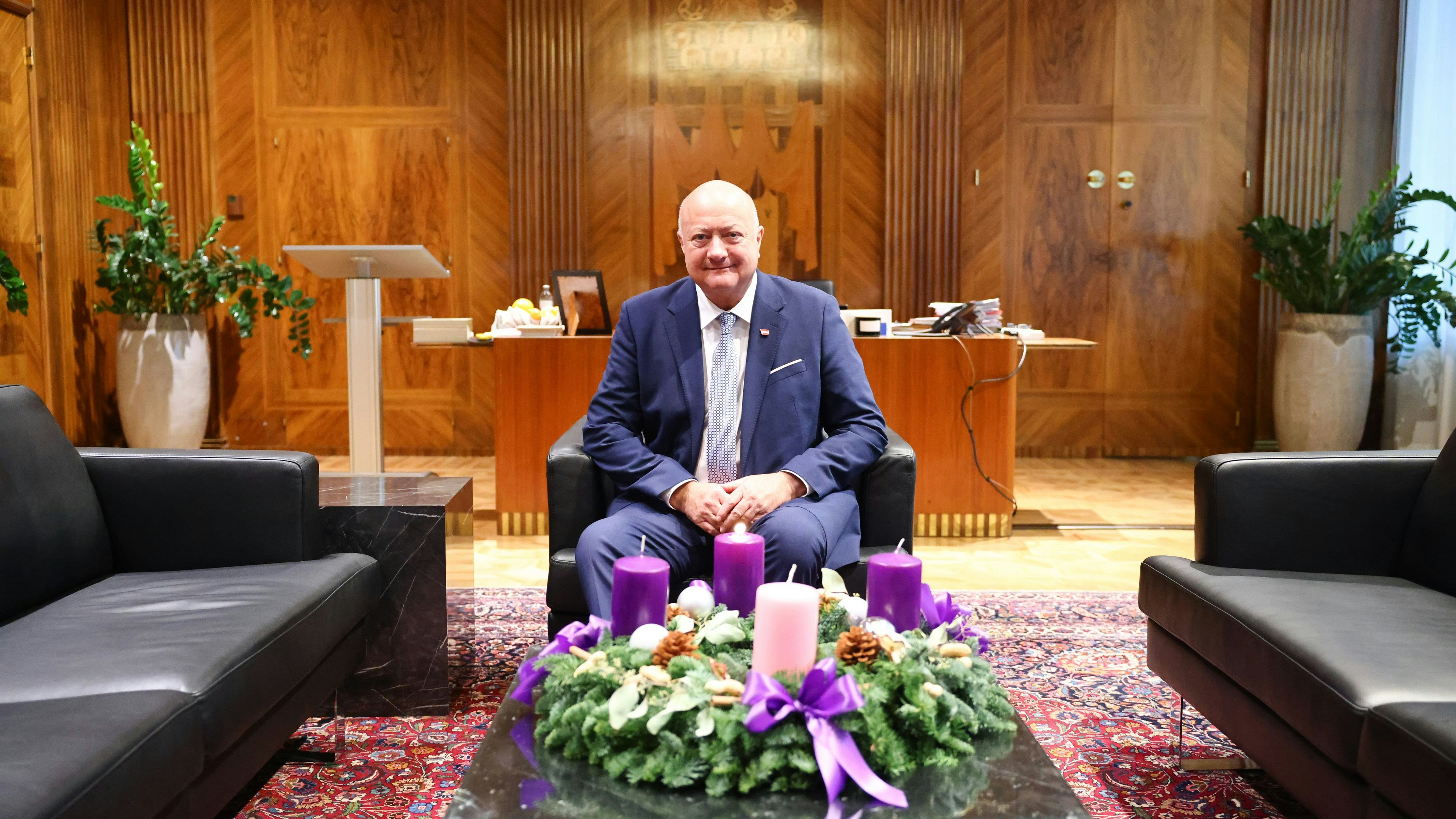 Bundeskanzler Christian Stocker (VP) ist nach seiner Rücken-OP zurück im Kreisky-Zimmer des Kanzleramts.